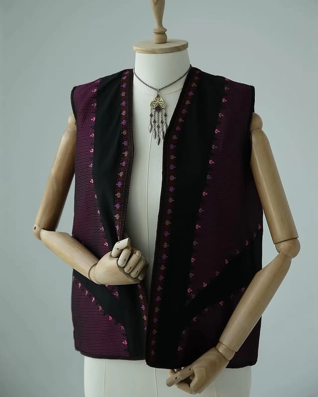 Türkmen fasonlar pombarh fasonlar Fasonlar 2025 fasonlar fason moda modalar Bezen bezen Türkmen fasonlar 2026 Türkmen fasonlar 2025 Türkmen fasonlar 2024 Türkmen fasonlar 2023 turkmenistan türkmenistan turkmen türkmen ashgabat  asgabat aşgabat balkan mary lebap dashoguz dasoguz daşoguz pombarh ponbarhat gulyupek gülýüpek stapel ştapel Gralan Çüýdeşen Abaýa Gadymy Krep Gurultaý 	Keteni Ýüpek Şifon Gipýur Lyon Welwet Atlas Kaşemir Streýç Suzana Ştapel Gülýüpek Pombarh Ýupka Gursakça Aksesuarlar Palto Penjek Okuw eşik Fata Sport eşik Uniforma Nakidka Öýme Şarf kompýuter ýaka ýaglyk Arenda köýnek 2nji el köýnek Taýyn köýnek Matalar Milli lybas milli lybaslar Toý köýnek Toý köýnekler toy koynek toy koynekler gundelik koynekler Gündelik	 
 köýnekler fata koynek Modern taze fason Eskiz koynektm turkmenkoynek türkmenkoynek fason moda moda fasonlar Iş eşik el iş	sada	ýakaly ýakasyz	keşdeli biserli	ýeňli giň nagyşly ýüregi açyk stoýka ýaka ýanly kombinasiýa 	zerli üsti aşak guşakly seçekli gysga ýeňli Milli lybas el iş, ýakasyz, gysga ýeňli  #4B2C75  Taýyn köýnek