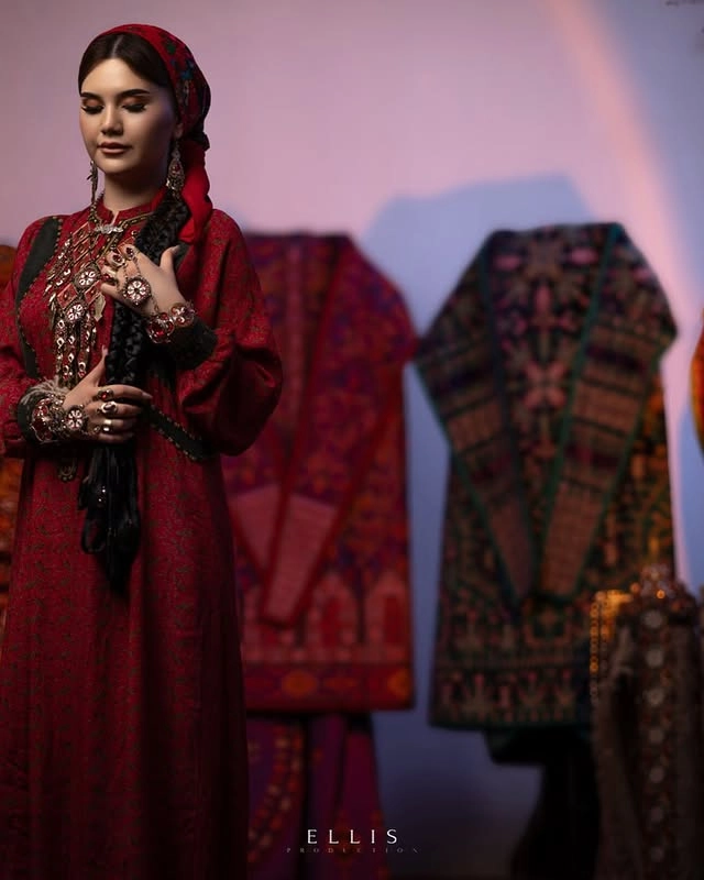 Türkmen fasonlar pombarh fasonlar Fasonlar 2025 fasonlar fason moda modalar Bezen bezen Türkmen fasonlar 2026 Türkmen fasonlar 2025 Türkmen fasonlar 2024 Türkmen fasonlar 2023 turkmenistan türkmenistan turkmen türkmen ashgabat  asgabat aşgabat balkan mary lebap dashoguz dasoguz daşoguz pombarh ponbarhat gulyupek gülýüpek stapel ştapel Gralan Çüýdeşen Abaýa Gadymy Krep Gurultaý 	Keteni Ýüpek Şifon Gipýur Lyon Welwet Atlas Kaşemir Streýç Suzana Ştapel Gülýüpek Pombarh Ýupka Gursakça Aksesuarlar Palto Penjek Okuw eşik Fata Sport eşik Uniforma Nakidka Öýme Şarf kompýuter ýaka ýaglyk Arenda köýnek 2nji el köýnek Taýyn köýnek Matalar Milli lybas milli lybaslar Toý köýnek Toý köýnekler toy koynek toy koynekler gundelik koynekler Gündelik	 
 köýnekler fata koynek Modern taze fason Eskiz koynektm turkmenkoynek türkmenkoynek fason moda moda fasonlar Iş eşik el iş	sada	ýakaly ýakasyz	keşdeli biserli	ýeňli giň nagyşly ýüregi açyk stoýka ýaka ýanly kombinasiýa 	zerli üsti aşak guşakly seçekli gysga ýeňli Ştapel, Gülýüpek Toý köýnek el iş, keşdeli, ýakaly, ýeňli, giň 17-25, 26-35 Goýy-gyzyl yaz, tomus, guyz