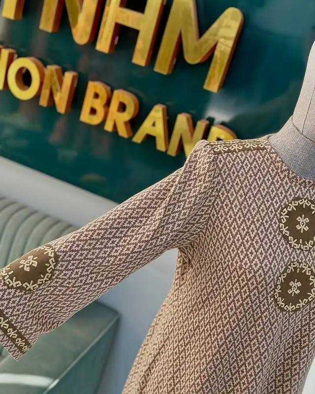 Türkmen fasonlar pombarh fasonlar Fasonlar 2025 fasonlar fason moda modalar Bezen bezen Türkmen fasonlar 2026 Türkmen fasonlar 2025 Türkmen fasonlar 2024 Türkmen fasonlar 2023 turkmenistan türkmenistan turkmen türkmen ashgabat  asgabat aşgabat balkan mary lebap dashoguz dasoguz daşoguz pombarh ponbarhat gulyupek gülýüpek stapel ştapel Gralan Çüýdeşen Abaýa Gadymy Krep Gurultaý 	Keteni Ýüpek Şifon Gipýur Lyon Welwet Atlas Kaşemir Streýç Suzana Ştapel Gülýüpek Pombarh Ýupka Gursakça Aksesuarlar Palto Penjek Okuw eşik Fata Sport eşik Uniforma Nakidka Öýme Şarf kompýuter ýaka ýaglyk Arenda köýnek 2nji el köýnek Taýyn köýnek Matalar Milli lybas milli lybaslar Toý köýnek Toý köýnekler toy koynek toy koynekler gundelik koynekler Gündelik	 
 köýnekler fata koynek Modern taze fason Eskiz koynektm turkmenkoynek türkmenkoynek fason moda moda fasonlar Iş eşik el iş	sada	ýakaly ýakasyz	keşdeli biserli	ýeňli giň nagyşly ýüregi açyk stoýka ýaka ýanly kombinasiýa 	zerli üsti aşak guşakly seçekli gysga ýeňli Lyon Gündelik el iş, ýakasyz, ýeňli, giň, nagyşly 17-25, 26-35 Bežewyý yaz, guyz Taýyn köýnek