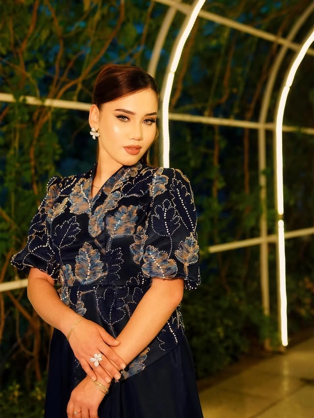 Türkmen fasonlar pombarh fasonlar Fasonlar 2025 fasonlar fason moda modalar Bezen bezen Türkmen fasonlar 2026 Türkmen fasonlar 2025 Türkmen fasonlar 2024 Türkmen fasonlar 2023 turkmenistan türkmenistan turkmen türkmen ashgabat  asgabat aşgabat balkan mary lebap dashoguz dasoguz daşoguz pombarh ponbarhat gulyupek gülýüpek stapel ştapel Gralan Çüýdeşen Abaýa Gadymy Krep Gurultaý 	Keteni Ýüpek Şifon Gipýur Lyon Welwet Atlas Kaşemir Streýç Suzana Ştapel Gülýüpek Pombarh Ýupka Gursakça Aksesuarlar Palto Penjek Okuw eşik Fata Sport eşik Uniforma Nakidka Öýme Şarf kompýuter ýaka ýaglyk Arenda köýnek 2nji el köýnek Taýyn köýnek Matalar Milli lybas milli lybaslar Toý köýnek Toý köýnekler toy koynek toy koynekler gundelik koynekler Gündelik	 
 köýnekler fata koynek Modern taze fason Eskiz koynektm turkmenkoynek türkmenkoynek fason moda moda fasonlar Iş eşik el iş	sada	ýakaly ýakasyz	keşdeli biserli	ýeňli giň nagyşly ýüregi açyk stoýka ýaka ýanly kombinasiýa 	zerli üsti aşak guşakly seçekli gysga ýeňli Panbarhat (Pombarh) Toý köýnek el iş, ýakasyz, gysga ýeňli, giň, üsti aşak, gaş 17-25, 26-35 Goýy-gök yaz, tomus, guyz