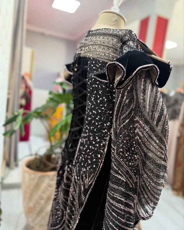 Türkmen fasonlar pombarh fasonlar Fasonlar 2025 fasonlar fason moda modalar Bezen bezen Türkmen fasonlar 2026 Türkmen fasonlar 2025 Türkmen fasonlar 2024 Türkmen fasonlar 2023 turkmenistan türkmenistan turkmen türkmen ashgabat  asgabat aşgabat balkan mary lebap dashoguz dasoguz daşoguz pombarh ponbarhat gulyupek gülýüpek stapel ştapel Gralan Çüýdeşen Abaýa Gadymy Krep Gurultaý 	Keteni Ýüpek Şifon Gipýur Lyon Welwet Atlas Kaşemir Streýç Suzana Ştapel Gülýüpek Pombarh Ýupka Gursakça Aksesuarlar Palto Penjek Okuw eşik Fata Sport eşik Uniforma Nakidka Öýme Şarf kompýuter ýaka ýaglyk Arenda köýnek 2nji el köýnek Taýyn köýnek Matalar Milli lybas milli lybaslar Toý köýnek Toý köýnekler toy koynek toy koynekler gundelik koynekler Gündelik	 
 köýnekler fata koynek Modern taze fason Eskiz koynektm turkmenkoynek türkmenkoynek fason moda moda fasonlar Iş eşik el iş	sada	ýakaly ýakasyz	keşdeli biserli	ýeňli giň nagyşly ýüregi açyk stoýka ýaka ýanly kombinasiýa 	zerli üsti aşak guşakly seçekli gysga ýeňli Panbarhat (Pombarh), Şifon, Şantu Toý köýnek el iş, ýakasyz, ýeňli, kombinasiýa, zerli 26-35, 35+ Gara, Çal, Goňur yaz, tomus