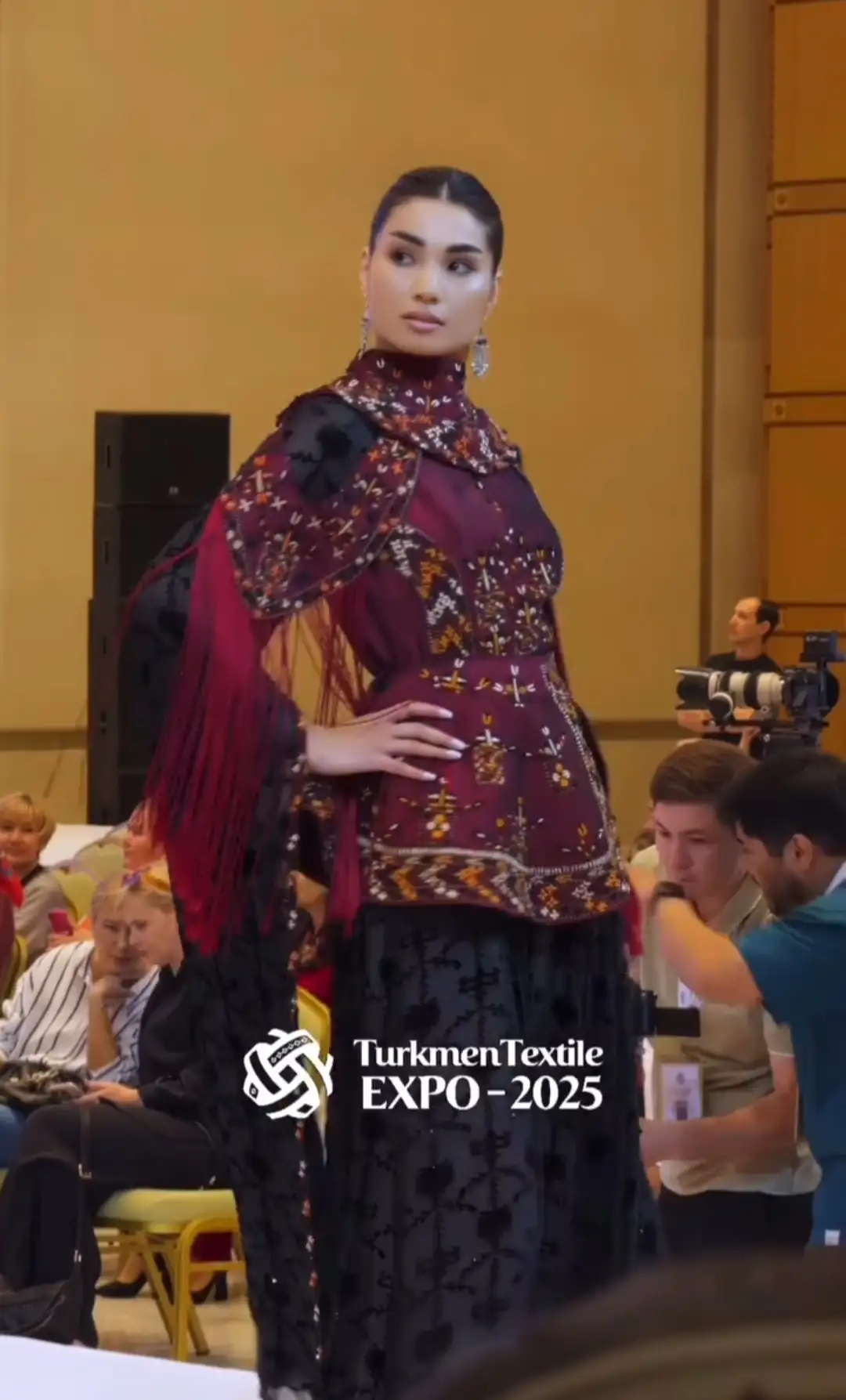 Türkmen fasonlar pombarh fasonlar Fasonlar 2025 fasonlar fason moda modalar Bezen bezen Türkmen fasonlar 2026 Türkmen fasonlar 2025 Türkmen fasonlar 2024 Türkmen fasonlar 2023 turkmenistan türkmenistan turkmen türkmen ashgabat  asgabat aşgabat balkan mary lebap dashoguz dasoguz daşoguz pombarh ponbarhat gulyupek gülýüpek stapel ştapel Gralan Çüýdeşen Abaýa Gadymy Krep Gurultaý 	Keteni Ýüpek Şifon Gipýur Lyon Welwet Atlas Kaşemir Streýç Suzana Ştapel Gülýüpek Pombarh Ýupka Gursakça Aksesuarlar Palto Penjek Okuw eşik Fata Sport eşik Uniforma Nakidka Öýme Şarf kompýuter ýaka ýaglyk Arenda köýnek 2nji el köýnek Taýyn köýnek Matalar Milli lybas milli lybaslar Toý köýnek Toý köýnekler toy koynek toy koynekler gundelik koynekler Gündelik	 
 köýnekler fata koynek Modern taze fason Eskiz koynektm turkmenkoynek türkmenkoynek fason moda moda fasonlar Iş eşik el iş	sada	ýakaly ýakasyz	keşdeli biserli	ýeňli giň nagyşly ýüregi açyk stoýka ýaka ýanly kombinasiýa 	zerli üsti aşak guşakly seçekli gysga ýeňli Şifon Modern TürkmenTextile Expo 2025 17-25, 26-35 Gara, Goýy-gyzyl yaz, guyz