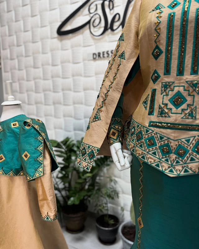 Türkmen fasonlar pombarh fasonlar Fasonlar 2025 fasonlar fason moda modalar Bezen bezen Türkmen fasonlar 2026 Türkmen fasonlar 2025 Türkmen fasonlar 2024 Türkmen fasonlar 2023 turkmenistan türkmenistan turkmen türkmen ashgabat  asgabat aşgabat balkan mary lebap dashoguz dasoguz daşoguz pombarh ponbarhat gulyupek gülýüpek stapel ştapel Gralan Çüýdeşen Abaýa Gadymy Krep Gurultaý 	Keteni Ýüpek Şifon Gipýur Lyon Welwet Atlas Kaşemir Streýç Suzana Ştapel Gülýüpek Pombarh Ýupka Gursakça Aksesuarlar Palto Penjek Okuw eşik Fata Sport eşik Uniforma Nakidka Öýme Şarf kompýuter ýaka ýaglyk Arenda köýnek 2nji el köýnek Taýyn köýnek Matalar Milli lybas milli lybaslar Toý köýnek Toý köýnekler toy koynek toy koynekler gundelik koynekler Gündelik	 
 köýnekler fata koynek Modern taze fason Eskiz koynektm turkmenkoynek türkmenkoynek fason moda moda fasonlar Iş eşik el iş	sada	ýakaly ýakasyz	keşdeli biserli	ýeňli giň nagyşly ýüregi açyk stoýka ýaka ýanly kombinasiýa 	zerli üsti aşak guşakly seçekli gysga ýeňli Gurultaý, Keteni Toý köýnek, Modern el iş, ýakaly, ýeňli, seçekli 26-35, 35+ Goňur, Goýy-ýaşyl yaz