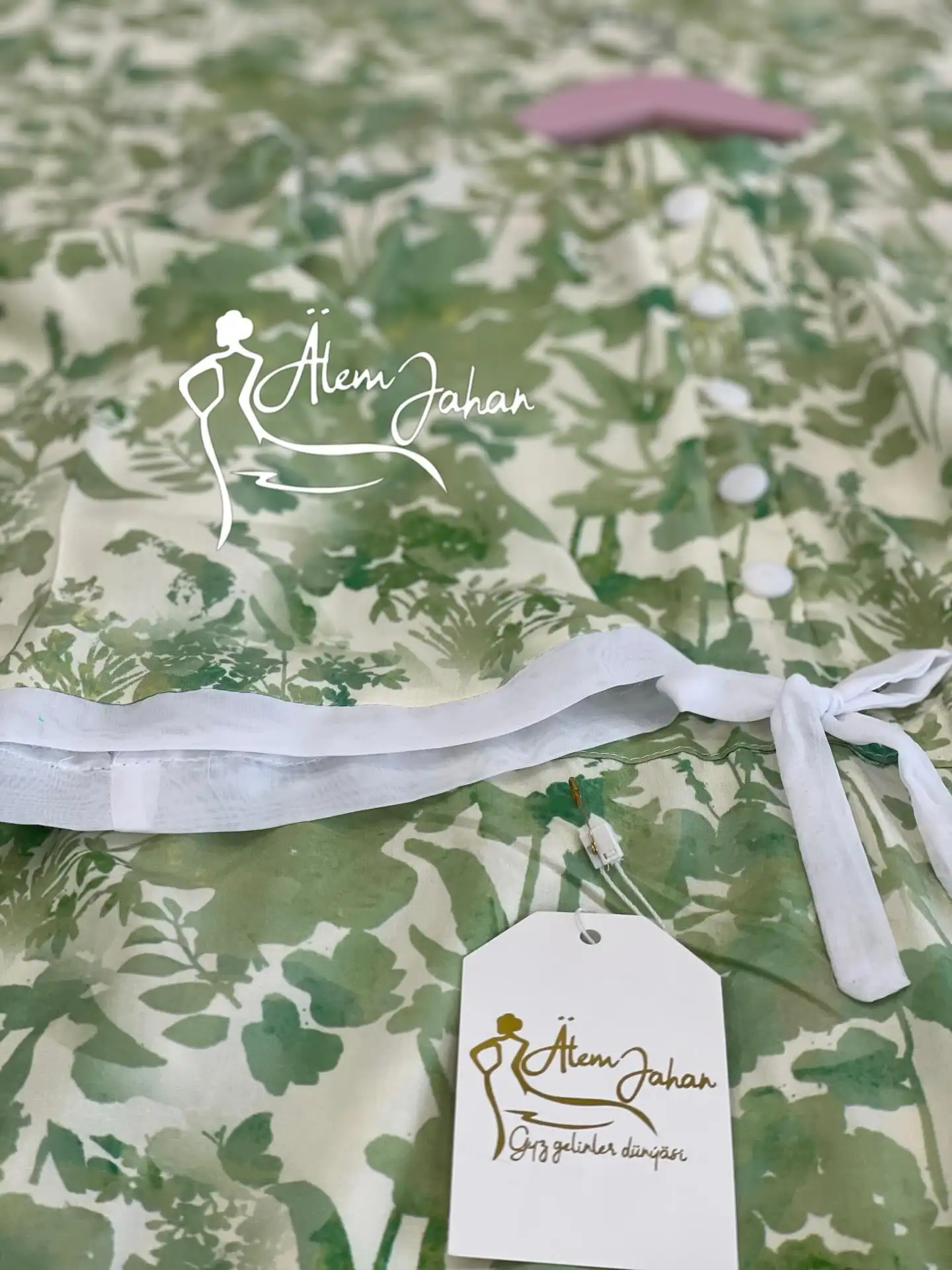 Türkmen fasonlar pombarh fasonlar Fasonlar 2025 fasonlar fason moda modalar Bezen bezen Türkmen fasonlar 2026 Türkmen fasonlar 2025 Türkmen fasonlar 2024 Türkmen fasonlar 2023 turkmenistan türkmenistan turkmen türkmen ashgabat  asgabat aşgabat balkan mary lebap dashoguz dasoguz daşoguz pombarh ponbarhat gulyupek gülýüpek stapel ştapel Gralan Çüýdeşen Abaýa Gadymy Krep Gurultaý 	Keteni Ýüpek Şifon Gipýur Lyon Welwet Atlas Kaşemir Streýç Suzana Ştapel Gülýüpek Pombarh Ýupka Gursakça Aksesuarlar Palto Penjek Okuw eşik Fata Sport eşik Uniforma Nakidka Öýme Şarf kompýuter ýaka ýaglyk Arenda köýnek 2nji el köýnek Taýyn köýnek Matalar Milli lybas milli lybaslar Toý köýnek Toý köýnekler toy koynek toy koynekler gundelik koynekler Gündelik	 
 köýnekler fata koynek Modern taze fason Eskiz koynektm turkmenkoynek türkmenkoynek fason moda moda fasonlar Iş eşik el iş	sada	ýakaly ýakasyz	keşdeli biserli	ýeňli giň nagyşly ýüregi açyk stoýka ýaka ýanly kombinasiýa 	zerli üsti aşak guşakly seçekli gysga ýeňli Ştapel Gündelik ýakasyz, gysga ýeňli, giň 17-25, 26-35 Ak, Ýaşyl yaz, tomus, guyz Taýyn köýnek