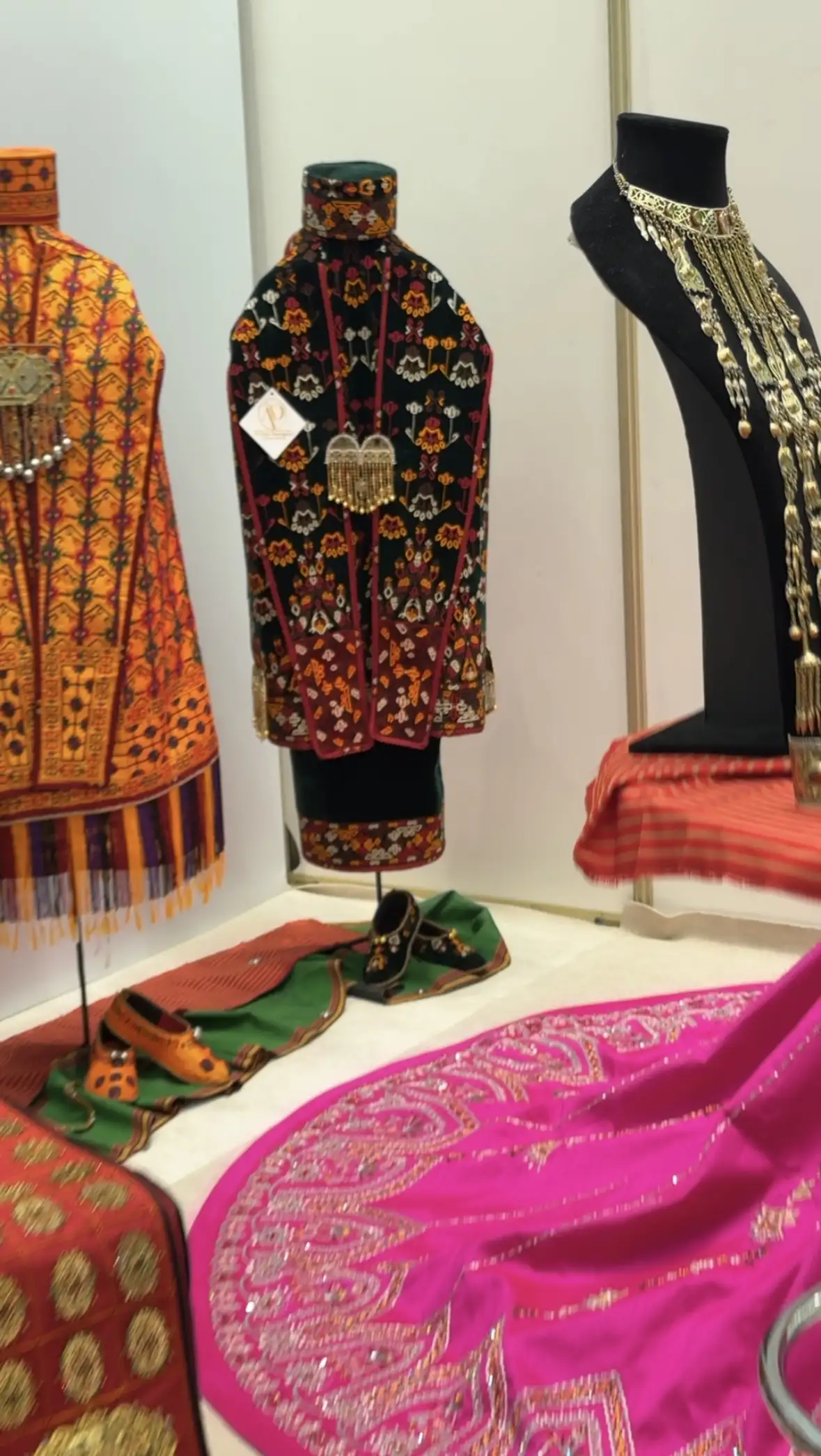 Türkmen fasonlar pombarh fasonlar Fasonlar 2025 fasonlar fason moda modalar Bezen bezen Türkmen fasonlar 2026 Türkmen fasonlar 2025 Türkmen fasonlar 2024 Türkmen fasonlar 2023 turkmenistan türkmenistan turkmen türkmen ashgabat  asgabat aşgabat balkan mary lebap dashoguz dasoguz daşoguz pombarh ponbarhat gulyupek gülýüpek stapel ştapel Gralan Çüýdeşen Abaýa Gadymy Krep Gurultaý 	Keteni Ýüpek Şifon Gipýur Lyon Welwet Atlas Kaşemir Streýç Suzana Ştapel Gülýüpek Pombarh Ýupka Gursakça Aksesuarlar Palto Penjek Okuw eşik Fata Sport eşik Uniforma Nakidka Öýme Şarf kompýuter ýaka ýaglyk Arenda köýnek 2nji el köýnek Taýyn köýnek Matalar Milli lybas milli lybaslar Toý köýnek Toý köýnekler toy koynek toy koynekler gundelik koynekler Gündelik	 
 köýnekler fata koynek Modern taze fason Eskiz koynektm turkmenkoynek türkmenkoynek fason moda moda fasonlar Iş eşik el iş	sada	ýakaly ýakasyz	keşdeli biserli	ýeňli giň nagyşly ýüregi açyk stoýka ýaka ýanly kombinasiýa 	zerli üsti aşak guşakly seçekli gysga ýeňli Keteni, Gadymy Milli lybas TürkmenTextile Expo 2025 17-25, 26-35 Gara, Goýy-gök, Sary yaz, guyz, gysh