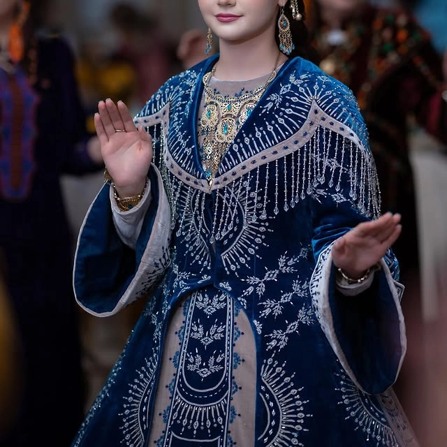 Türkmen fasonlar pombarh fasonlar Fasonlar 2025 fasonlar fason moda modalar Bezen bezen Türkmen fasonlar 2026 Türkmen fasonlar 2025 Türkmen fasonlar 2024 Türkmen fasonlar 2023 turkmenistan türkmenistan turkmen türkmen ashgabat  asgabat aşgabat balkan mary lebap dashoguz dasoguz daşoguz pombarh ponbarhat gulyupek gülýüpek stapel ştapel Gralan Çüýdeşen Abaýa Gadymy Krep Gurultaý 	Keteni Ýüpek Şifon Gipýur Lyon Welwet Atlas Kaşemir Streýç Suzana Ştapel Gülýüpek Pombarh Ýupka Gursakça Aksesuarlar Palto Penjek Okuw eşik Fata Sport eşik Uniforma Nakidka Öýme Şarf kompýuter ýaka ýaglyk Arenda köýnek 2nji el köýnek Taýyn köýnek Matalar Milli lybas milli lybaslar Toý köýnek Toý köýnekler toy koynek toy koynekler gundelik koynekler Gündelik	 
 köýnekler fata koynek Modern taze fason Eskiz koynektm turkmenkoynek türkmenkoynek fason moda moda fasonlar Iş eşik el iş	sada	ýakaly ýakasyz	keşdeli biserli	ýeňli giň nagyşly ýüregi açyk stoýka ýaka ýanly kombinasiýa 	zerli üsti aşak guşakly seçekli gysga ýeňli Ýüpek, Panbarhat (Pombarh) Toý köýnek el iş, ýakasyz, biserli, ýanly, ýeňli, giň, kombinasiýa, nagyşly 17-25, 26-35 Çal, Goýy-gök yaz, tomus, gysh