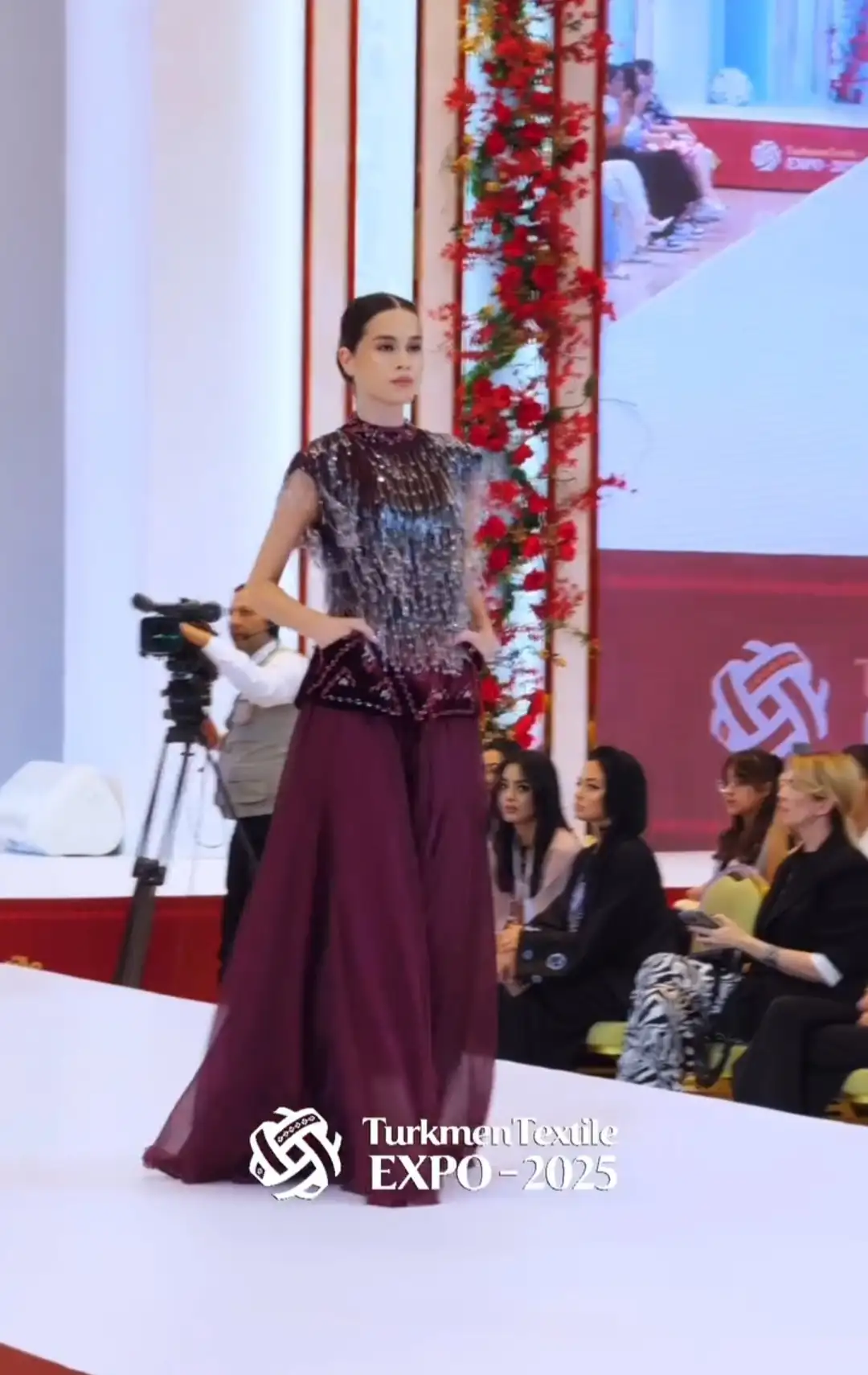 Türkmen fasonlar pombarh fasonlar Fasonlar 2025 fasonlar fason moda modalar Bezen bezen Türkmen fasonlar 2026 Türkmen fasonlar 2025 Türkmen fasonlar 2024 Türkmen fasonlar 2023 turkmenistan türkmenistan turkmen türkmen ashgabat  asgabat aşgabat balkan mary lebap dashoguz dasoguz daşoguz pombarh ponbarhat gulyupek gülýüpek stapel ştapel Gralan Çüýdeşen Abaýa Gadymy Krep Gurultaý 	Keteni Ýüpek Şifon Gipýur Lyon Welwet Atlas Kaşemir Streýç Suzana Ştapel Gülýüpek Pombarh Ýupka Gursakça Aksesuarlar Palto Penjek Okuw eşik Fata Sport eşik Uniforma Nakidka Öýme Şarf kompýuter ýaka ýaglyk Arenda köýnek 2nji el köýnek Taýyn köýnek Matalar Milli lybas milli lybaslar Toý köýnek Toý köýnekler toy koynek toy koynekler gundelik koynekler Gündelik	 
 köýnekler fata koynek Modern taze fason Eskiz koynektm turkmenkoynek türkmenkoynek fason moda moda fasonlar Iş eşik el iş	sada	ýakaly ýakasyz	keşdeli biserli	ýeňli giň nagyşly ýüregi açyk stoýka ýaka ýanly kombinasiýa 	zerli üsti aşak guşakly seçekli gysga ýeňli Lyon, Panbarhat (Pombarh) Modern TürkmenTextile Expo 2025 17-25, 26-35 Goýy-gyzyl yaz, guyz