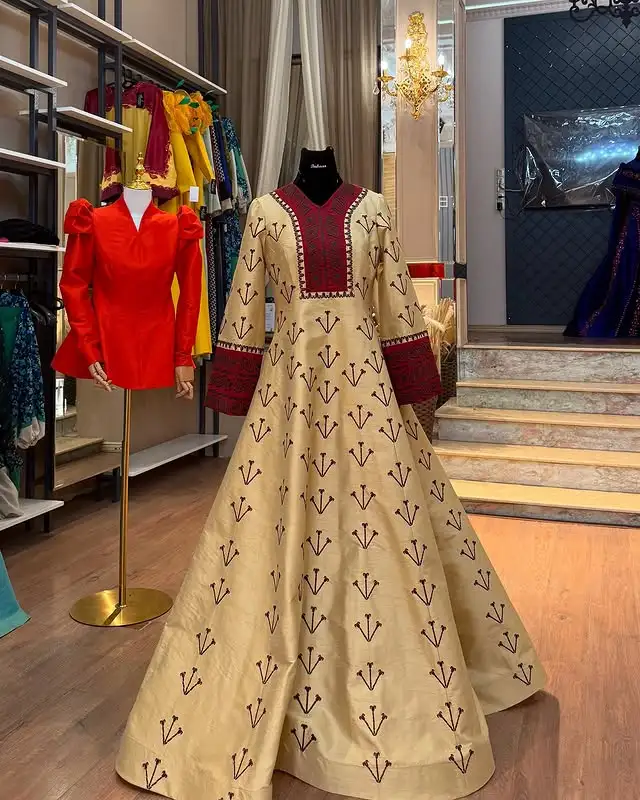 Türkmen fasonlar pombarh fasonlar Fasonlar 2025 fasonlar fason moda modalar Bezen bezen Türkmen fasonlar 2026 Türkmen fasonlar 2025 Türkmen fasonlar 2024 Türkmen fasonlar 2023 turkmenistan türkmenistan turkmen türkmen ashgabat  asgabat aşgabat balkan mary lebap dashoguz dasoguz daşoguz pombarh ponbarhat gulyupek gülýüpek stapel ştapel Gralan Çüýdeşen Abaýa Gadymy Krep Gurultaý 	Keteni Ýüpek Şifon Gipýur Lyon Welwet Atlas Kaşemir Streýç Suzana Ştapel Gülýüpek Pombarh Ýupka Gursakça Aksesuarlar Palto Penjek Okuw eşik Fata Sport eşik Uniforma Nakidka Öýme Şarf kompýuter ýaka ýaglyk Arenda köýnek 2nji el köýnek Taýyn köýnek Matalar Milli lybas milli lybaslar Toý köýnek Toý köýnekler toy koynek toy koynekler gundelik koynekler Gündelik	 
 köýnekler fata koynek Modern taze fason Eskiz koynektm turkmenkoynek türkmenkoynek fason moda moda fasonlar Iş eşik el iş	sada	ýakaly ýakasyz	keşdeli biserli	ýeňli giň nagyşly ýüregi açyk stoýka ýaka ýanly kombinasiýa 	zerli üsti aşak guşakly seçekli gysga ýeňli Ýüpek, Lyon Toý köýnek, Modern el iş, keşdeli, ýakaly, ýeňli, giň 26-35, 35+ Mämişi, Altyn