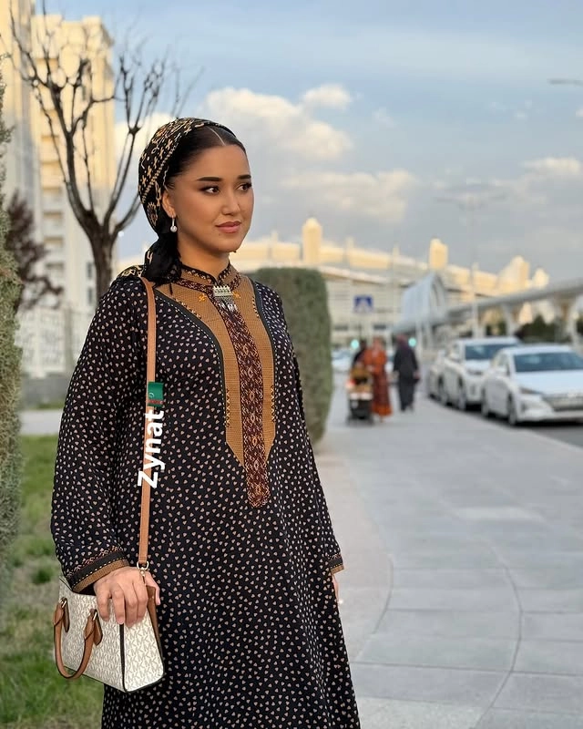 Türkmen fasonlar pombarh fasonlar Fasonlar 2025 fasonlar fason moda modalar Bezen bezen Türkmen fasonlar 2026 Türkmen fasonlar 2025 Türkmen fasonlar 2024 Türkmen fasonlar 2023 turkmenistan türkmenistan turkmen türkmen ashgabat  asgabat aşgabat balkan mary lebap dashoguz dasoguz daşoguz pombarh ponbarhat gulyupek gülýüpek stapel ştapel Gralan Çüýdeşen Abaýa Gadymy Krep Gurultaý 	Keteni Ýüpek Şifon Gipýur Lyon Welwet Atlas Kaşemir Streýç Suzana Ştapel Gülýüpek Pombarh Ýupka Gursakça Aksesuarlar Palto Penjek Okuw eşik Fata Sport eşik Uniforma Nakidka Öýme Şarf kompýuter ýaka ýaglyk Arenda köýnek 2nji el köýnek Taýyn köýnek Matalar Milli lybas milli lybaslar Toý köýnek Toý köýnekler toy koynek toy koynekler gundelik koynekler Gündelik	 
 köýnekler fata koynek Modern taze fason Eskiz koynektm turkmenkoynek türkmenkoynek fason moda moda fasonlar Iş eşik el iş	sada	ýakaly ýakasyz	keşdeli biserli	ýeňli giň nagyşly ýüregi açyk stoýka ýaka ýanly kombinasiýa 	zerli üsti aşak guşakly seçekli gysga ýeňli Gündelik, Iş eşik el iş, ýakaly, ýeňli, giň 17-25, 26-35, 35+ Gara, Goýy-gök, Goňur yaz, tomus