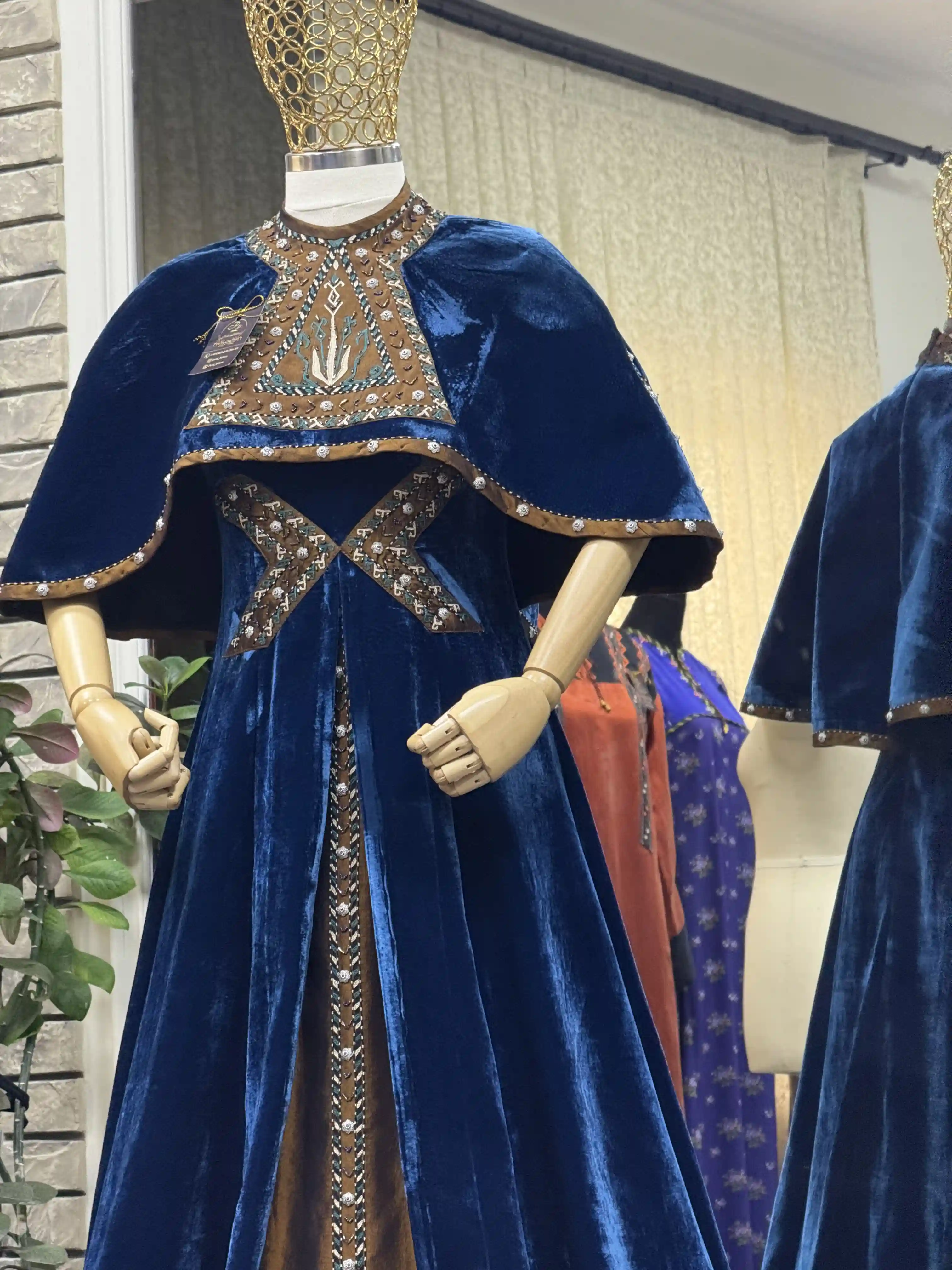 Türkmen fasonlar pombarh fasonlar Fasonlar 2025 fasonlar fason moda modalar Bezen bezen Türkmen fasonlar 2026 Türkmen fasonlar 2025 Türkmen fasonlar 2024 Türkmen fasonlar 2023 turkmenistan türkmenistan turkmen türkmen ashgabat  asgabat aşgabat balkan mary lebap dashoguz dasoguz daşoguz pombarh ponbarhat gulyupek gülýüpek stapel ştapel Gralan Çüýdeşen Abaýa Gadymy Krep Gurultaý 	Keteni Ýüpek Şifon Gipýur Lyon Welwet Atlas Kaşemir Streýç Suzana Ştapel Gülýüpek Pombarh Ýupka Gursakça Aksesuarlar Palto Penjek Okuw eşik Fata Sport eşik Uniforma Nakidka Öýme Şarf kompýuter ýaka ýaglyk Arenda köýnek 2nji el köýnek Taýyn köýnek Matalar Milli lybas milli lybaslar Toý köýnek Toý köýnekler toy koynek toy koynekler gundelik koynekler Gündelik	 
 köýnekler fata koynek Modern taze fason Eskiz koynektm turkmenkoynek türkmenkoynek fason moda moda fasonlar Iş eşik el iş	sada	ýakaly ýakasyz	keşdeli biserli	ýeňli giň nagyşly ýüregi açyk stoýka ýaka ýanly kombinasiýa 	zerli üsti aşak guşakly seçekli gysga ýeňli Panbarhat (Pombarh) Toý köýnek, Modern el iş, keşdeli, ýakaly, gysga ýeňli, nagyşly 17-25, 26-35, 35+ Goýy-gök guyz