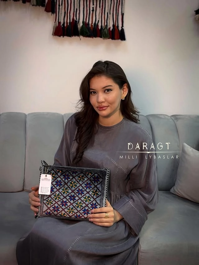 Türkmen fasonlar pombarh fasonlar Fasonlar 2025 fasonlar fason moda modalar Bezen bezen Türkmen fasonlar 2026 Türkmen fasonlar 2025 Türkmen fasonlar 2024 Türkmen fasonlar 2023 turkmenistan türkmenistan turkmen türkmen ashgabat  asgabat aşgabat balkan mary lebap dashoguz dasoguz daşoguz pombarh ponbarhat gulyupek gülýüpek stapel ştapel Gralan Çüýdeşen Abaýa Gadymy Krep Gurultaý 	Keteni Ýüpek Şifon Gipýur Lyon Welwet Atlas Kaşemir Streýç Suzana Ştapel Gülýüpek Pombarh Ýupka Gursakça Aksesuarlar Palto Penjek Okuw eşik Fata Sport eşik Uniforma Nakidka Öýme Şarf kompýuter ýaka ýaglyk Arenda köýnek 2nji el köýnek Taýyn köýnek Matalar Milli lybas milli lybaslar Toý köýnek Toý köýnekler toy koynek toy koynekler gundelik koynekler Gündelik	 
 köýnekler fata koynek Modern taze fason Eskiz koynektm turkmenkoynek türkmenkoynek fason moda moda fasonlar Iş eşik el iş	sada	ýakaly ýakasyz	keşdeli biserli	ýeňli giň nagyşly ýüregi açyk stoýka ýaka ýanly kombinasiýa 	zerli üsti aşak guşakly seçekli gysga ýeňli 