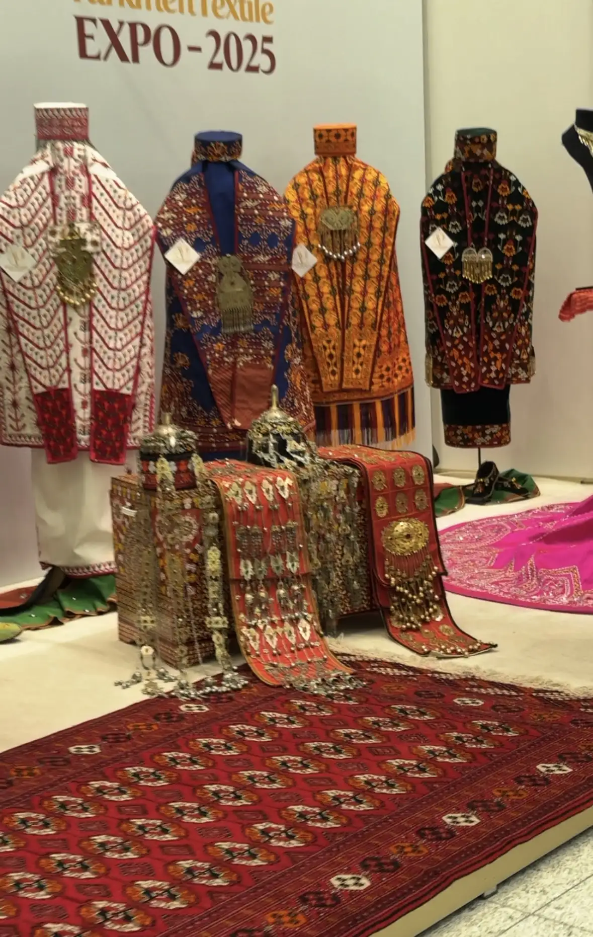 Türkmen fasonlar pombarh fasonlar Fasonlar 2025 fasonlar fason moda modalar Bezen bezen Türkmen fasonlar 2026 Türkmen fasonlar 2025 Türkmen fasonlar 2024 Türkmen fasonlar 2023 turkmenistan türkmenistan turkmen türkmen ashgabat  asgabat aşgabat balkan mary lebap dashoguz dasoguz daşoguz pombarh ponbarhat gulyupek gülýüpek stapel ştapel Gralan Çüýdeşen Abaýa Gadymy Krep Gurultaý 	Keteni Ýüpek Şifon Gipýur Lyon Welwet Atlas Kaşemir Streýç Suzana Ştapel Gülýüpek Pombarh Ýupka Gursakça Aksesuarlar Palto Penjek Okuw eşik Fata Sport eşik Uniforma Nakidka Öýme Şarf kompýuter ýaka ýaglyk Arenda köýnek 2nji el köýnek Taýyn köýnek Matalar Milli lybas milli lybaslar Toý köýnek Toý köýnekler toy koynek toy koynekler gundelik koynekler Gündelik	 
 köýnekler fata koynek Modern taze fason Eskiz koynektm turkmenkoynek türkmenkoynek fason moda moda fasonlar Iş eşik el iş	sada	ýakaly ýakasyz	keşdeli biserli	ýeňli giň nagyşly ýüregi açyk stoýka ýaka ýanly kombinasiýa 	zerli üsti aşak guşakly seçekli gysga ýeňli Keteni, Gadymy Toý köýnek, Milli lybas TürkmenTextile Expo 2025 17-25, 26-35 Gara, Bežewyý, Goýy-gök, Sary yaz, tomus, guyz, gysh