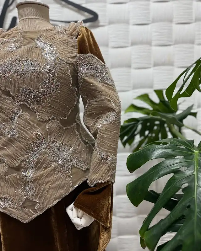 Türkmen fasonlar pombarh fasonlar Fasonlar 2025 fasonlar fason moda modalar Bezen bezen Türkmen fasonlar 2026 Türkmen fasonlar 2025 Türkmen fasonlar 2024 Türkmen fasonlar 2023 turkmenistan türkmenistan turkmen türkmen ashgabat  asgabat aşgabat balkan mary lebap dashoguz dasoguz daşoguz pombarh ponbarhat gulyupek gülýüpek stapel ştapel Gralan Çüýdeşen Abaýa Gadymy Krep Gurultaý 	Keteni Ýüpek Şifon Gipýur Lyon Welwet Atlas Kaşemir Streýç Suzana Ştapel Gülýüpek Pombarh Ýupka Gursakça Aksesuarlar Palto Penjek Okuw eşik Fata Sport eşik Uniforma Nakidka Öýme Şarf kompýuter ýaka ýaglyk Arenda köýnek 2nji el köýnek Taýyn köýnek Matalar Milli lybas milli lybaslar Toý köýnek Toý köýnekler toy koynek toy koynekler gundelik koynekler Gündelik	 
 köýnekler fata koynek Modern taze fason Eskiz koynektm turkmenkoynek türkmenkoynek fason moda moda fasonlar Iş eşik el iş	sada	ýakaly ýakasyz	keşdeli biserli	ýeňli giň nagyşly ýüregi açyk stoýka ýaka ýanly kombinasiýa 	zerli üsti aşak guşakly seçekli gysga ýeňli Panbarhat (Pombarh) Toý köýnek ýakasyz, ýanly, ýeňli, giň, kombinasiýa 26-35, 35+ Goňur yaz, guyz, gysh