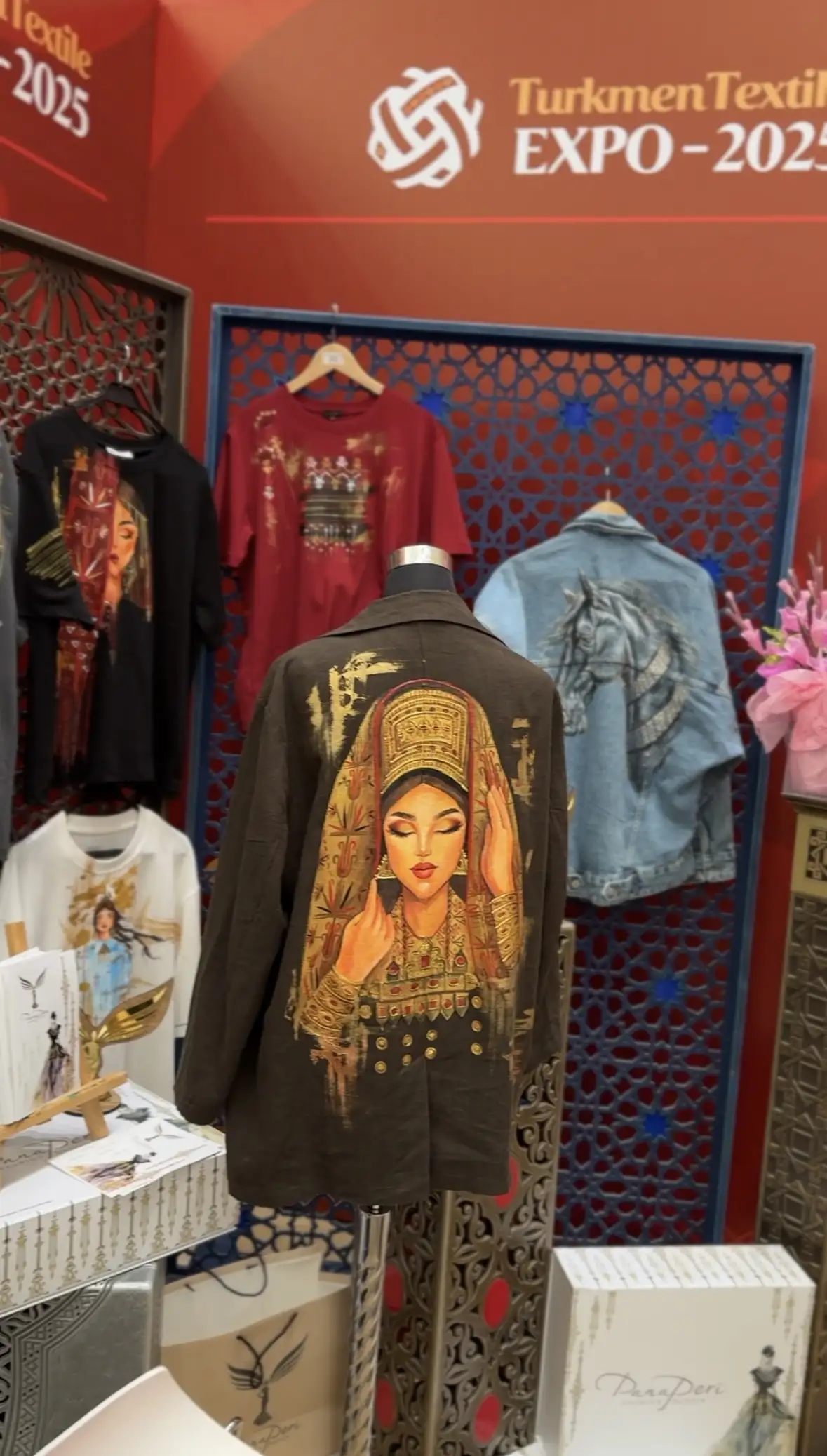 Türkmen fasonlar pombarh fasonlar Fasonlar 2025 fasonlar fason moda modalar Bezen bezen Türkmen fasonlar 2026 Türkmen fasonlar 2025 Türkmen fasonlar 2024 Türkmen fasonlar 2023 turkmenistan türkmenistan turkmen türkmen ashgabat  asgabat aşgabat balkan mary lebap dashoguz dasoguz daşoguz pombarh ponbarhat gulyupek gülýüpek stapel ştapel Gralan Çüýdeşen Abaýa Gadymy Krep Gurultaý 	Keteni Ýüpek Şifon Gipýur Lyon Welwet Atlas Kaşemir Streýç Suzana Ştapel Gülýüpek Pombarh Ýupka Gursakça Aksesuarlar Palto Penjek Okuw eşik Fata Sport eşik Uniforma Nakidka Öýme Şarf kompýuter ýaka ýaglyk Arenda köýnek 2nji el köýnek Taýyn köýnek Matalar Milli lybas milli lybaslar Toý köýnek Toý köýnekler toy koynek toy koynekler gundelik koynekler Gündelik	 
 köýnekler fata koynek Modern taze fason Eskiz koynektm turkmenkoynek türkmenkoynek fason moda moda fasonlar Iş eşik el iş	sada	ýakaly ýakasyz	keşdeli biserli	ýeňli giň nagyşly ýüregi açyk stoýka ýaka ýanly kombinasiýa 	zerli üsti aşak guşakly seçekli gysga ýeňli Gündelik TürkmenTextile Expo 2025 12-16, 17-25, 26-35 Gara, Ak, Gyzyl, Goýy-gök, Goňur tomus, guyz