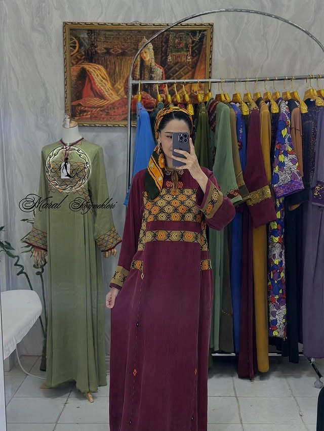 Türkmen fasonlar pombarh fasonlar Fasonlar 2025 fasonlar fason moda modalar Bezen bezen Türkmen fasonlar 2026 Türkmen fasonlar 2025 Türkmen fasonlar 2024 Türkmen fasonlar 2023 turkmenistan türkmenistan turkmen türkmen ashgabat  asgabat aşgabat balkan mary lebap dashoguz dasoguz daşoguz pombarh ponbarhat gulyupek gülýüpek stapel ştapel Gralan Çüýdeşen Abaýa Gadymy Krep Gurultaý 	Keteni Ýüpek Şifon Gipýur Lyon Welwet Atlas Kaşemir Streýç Suzana Ştapel Gülýüpek Pombarh Ýupka Gursakça Aksesuarlar Palto Penjek Okuw eşik Fata Sport eşik Uniforma Nakidka Öýme Şarf kompýuter ýaka ýaglyk Arenda köýnek 2nji el köýnek Taýyn köýnek Matalar Milli lybas milli lybaslar Toý köýnek Toý köýnekler toy koynek toy koynekler gundelik koynekler Gündelik	 
 köýnekler fata koynek Modern taze fason Eskiz koynektm turkmenkoynek türkmenkoynek fason moda moda fasonlar Iş eşik el iş	sada	ýakaly ýakasyz	keşdeli biserli	ýeňli giň nagyşly ýüregi açyk stoýka ýaka ýanly kombinasiýa 	zerli üsti aşak guşakly seçekli gysga ýeňli 