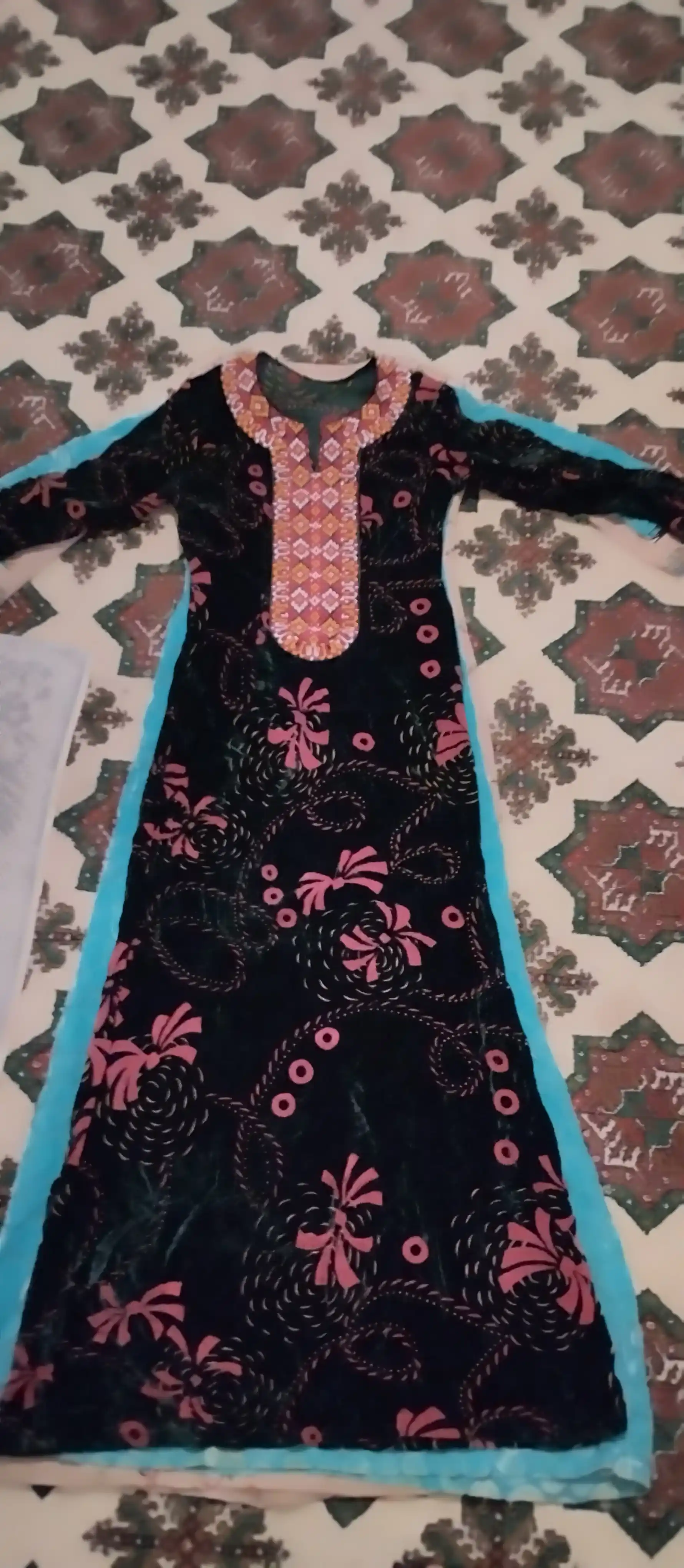 Türkmen fasonlar pombarh fasonlar Fasonlar 2025 fasonlar fason moda modalar Bezen bezen Türkmen fasonlar 2026 Türkmen fasonlar 2025 Türkmen fasonlar 2024 Türkmen fasonlar 2023 turkmenistan türkmenistan turkmen türkmen ashgabat  asgabat aşgabat balkan mary lebap dashoguz dasoguz daşoguz pombarh ponbarhat gulyupek gülýüpek stapel ştapel Gralan Çüýdeşen Abaýa Gadymy Krep Gurultaý 	Keteni Ýüpek Şifon Gipýur Lyon Welwet Atlas Kaşemir Streýç Suzana Ştapel Gülýüpek Pombarh Ýupka Gursakça Aksesuarlar Palto Penjek Okuw eşik Fata Sport eşik Uniforma Nakidka Öýme Şarf kompýuter ýaka ýaglyk Arenda köýnek 2nji el köýnek Taýyn köýnek Matalar Milli lybas milli lybaslar Toý köýnek Toý köýnekler toy koynek toy koynekler gundelik koynekler Gündelik	 
 köýnekler fata koynek Modern taze fason Eskiz koynektm turkmenkoynek türkmenkoynek fason moda moda fasonlar Iş eşik el iş	sada	ýakaly ýakasyz	keşdeli biserli	ýeňli giň nagyşly ýüregi açyk stoýka ýaka ýanly kombinasiýa 	zerli üsti aşak guşakly seçekli gysga ýeňli Panbarhat (Pombarh) Toý köýnek ýakaly, ýeňli, giň, kompýuter ýaka 17-25, 26-35 Goýy-gyzyl yaz, tomus, guyz 2nji el