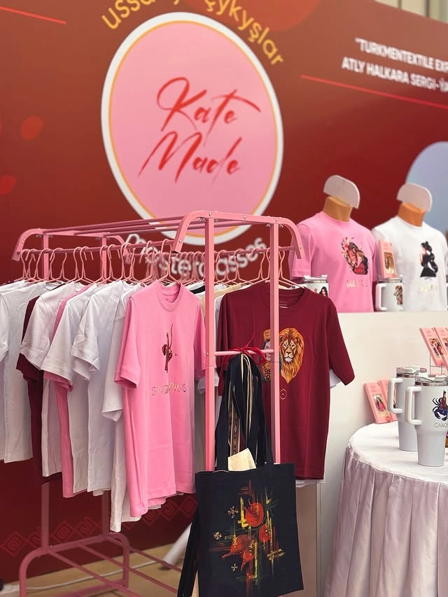 Türkmen fasonlar pombarh fasonlar Fasonlar 2025 fasonlar fason moda modalar Bezen bezen Türkmen fasonlar 2026 Türkmen fasonlar 2025 Türkmen fasonlar 2024 Türkmen fasonlar 2023 turkmenistan türkmenistan turkmen türkmen ashgabat  asgabat aşgabat balkan mary lebap dashoguz dasoguz daşoguz pombarh ponbarhat gulyupek gülýüpek stapel ştapel Gralan Çüýdeşen Abaýa Gadymy Krep Gurultaý 	Keteni Ýüpek Şifon Gipýur Lyon Welwet Atlas Kaşemir Streýç Suzana Ştapel Gülýüpek Pombarh Ýupka Gursakça Aksesuarlar Palto Penjek Okuw eşik Fata Sport eşik Uniforma Nakidka Öýme Şarf kompýuter ýaka ýaglyk Arenda köýnek 2nji el köýnek Taýyn köýnek Matalar Milli lybas milli lybaslar Toý köýnek Toý köýnekler toy koynek toy koynekler gundelik koynekler Gündelik	 
 köýnekler fata koynek Modern taze fason Eskiz koynektm turkmenkoynek türkmenkoynek fason moda moda fasonlar Iş eşik el iş	sada	ýakaly ýakasyz	keşdeli biserli	ýeňli giň nagyşly ýüregi açyk stoýka ýaka ýanly kombinasiýa 	zerli üsti aşak guşakly seçekli gysga ýeňli Modern TürkmenTextile Expo 2025