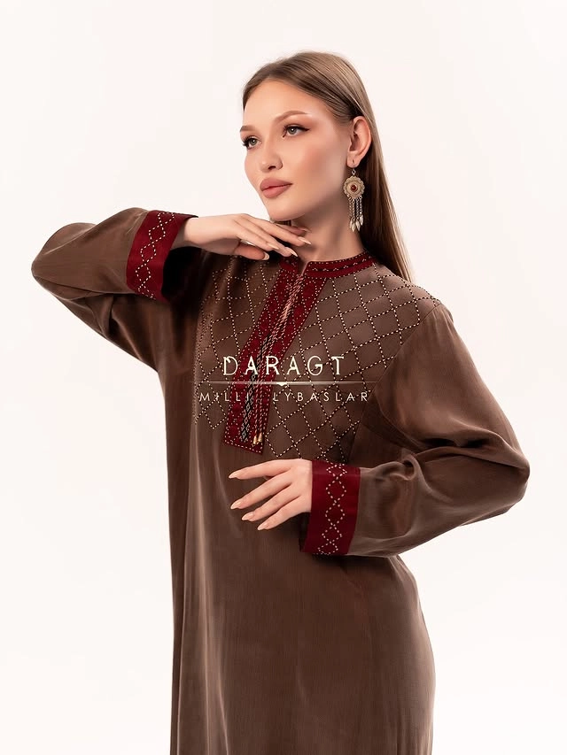 Türkmen fasonlar pombarh fasonlar Fasonlar 2025 fasonlar fason moda modalar Bezen bezen Türkmen fasonlar 2026 Türkmen fasonlar 2025 Türkmen fasonlar 2024 Türkmen fasonlar 2023 turkmenistan türkmenistan turkmen türkmen ashgabat  asgabat aşgabat balkan mary lebap dashoguz dasoguz daşoguz pombarh ponbarhat gulyupek gülýüpek stapel ştapel Gralan Çüýdeşen Abaýa Gadymy Krep Gurultaý 	Keteni Ýüpek Şifon Gipýur Lyon Welwet Atlas Kaşemir Streýç Suzana Ştapel Gülýüpek Pombarh Ýupka Gursakça Aksesuarlar Palto Penjek Okuw eşik Fata Sport eşik Uniforma Nakidka Öýme Şarf kompýuter ýaka ýaglyk Arenda köýnek 2nji el köýnek Taýyn köýnek Matalar Milli lybas milli lybaslar Toý köýnek Toý köýnekler toy koynek toy koynekler gundelik koynekler Gündelik	 
 köýnekler fata koynek Modern taze fason Eskiz koynektm turkmenkoynek türkmenkoynek fason moda moda fasonlar Iş eşik el iş	sada	ýakaly ýakasyz	keşdeli biserli	ýeňli giň nagyşly ýüregi açyk stoýka ýaka ýanly kombinasiýa 	zerli üsti aşak guşakly seçekli gysga ýeňli Gülýüpek Gündelik el iş, ýakaly, ýeňli, giň 17-25, 26-35 Goňur, Goýy-goňur yaz, tomus, guyz