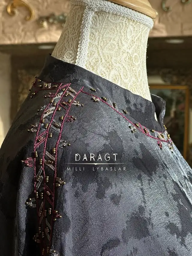 Türkmen fasonlar pombarh fasonlar Fasonlar 2025 fasonlar fason moda modalar Bezen bezen Türkmen fasonlar 2026 Türkmen fasonlar 2025 Türkmen fasonlar 2024 Türkmen fasonlar 2023 turkmenistan türkmenistan turkmen türkmen ashgabat  asgabat aşgabat balkan mary lebap dashoguz dasoguz daşoguz pombarh ponbarhat gulyupek gülýüpek stapel ştapel Gralan Çüýdeşen Abaýa Gadymy Krep Gurultaý 	Keteni Ýüpek Şifon Gipýur Lyon Welwet Atlas Kaşemir Streýç Suzana Ştapel Gülýüpek Pombarh Ýupka Gursakça Aksesuarlar Palto Penjek Okuw eşik Fata Sport eşik Uniforma Nakidka Öýme Şarf kompýuter ýaka ýaglyk Arenda köýnek 2nji el köýnek Taýyn köýnek Matalar Milli lybas milli lybaslar Toý köýnek Toý köýnekler toy koynek toy koynekler gundelik koynekler Gündelik	 
 köýnekler fata koynek Modern taze fason Eskiz koynektm turkmenkoynek türkmenkoynek fason moda moda fasonlar Iş eşik el iş	sada	ýakaly ýakasyz	keşdeli biserli	ýeňli giň nagyşly ýüregi açyk stoýka ýaka ýanly kombinasiýa 	zerli üsti aşak guşakly seçekli gysga ýeňli Gülýüpek  el iş, ýakasyz, biserli, ýeňli, giň 26-35 Gara yaz, tomus, guyz