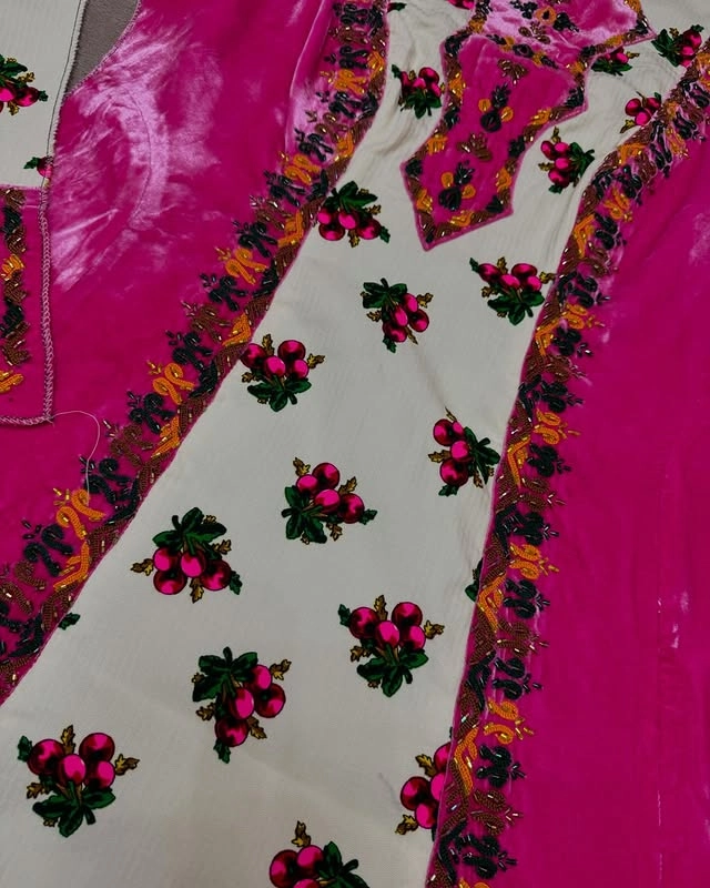 Türkmen fasonlar pombarh fasonlar Fasonlar 2025 fasonlar fason moda modalar Bezen bezen Türkmen fasonlar 2026 Türkmen fasonlar 2025 Türkmen fasonlar 2024 Türkmen fasonlar 2023 turkmenistan türkmenistan turkmen türkmen ashgabat  asgabat aşgabat balkan mary lebap dashoguz dasoguz daşoguz pombarh ponbarhat gulyupek gülýüpek stapel ştapel Gralan Çüýdeşen Abaýa Gadymy Krep Gurultaý 	Keteni Ýüpek Şifon Gipýur Lyon Welwet Atlas Kaşemir Streýç Suzana Ştapel Gülýüpek Pombarh Ýupka Gursakça Aksesuarlar Palto Penjek Okuw eşik Fata Sport eşik Uniforma Nakidka Öýme Şarf kompýuter ýaka ýaglyk Arenda köýnek 2nji el köýnek Taýyn köýnek Matalar Milli lybas milli lybaslar Toý köýnek Toý köýnekler toy koynek toy koynekler gundelik koynekler Gündelik	 
 köýnekler fata koynek Modern taze fason Eskiz koynektm turkmenkoynek türkmenkoynek fason moda moda fasonlar Iş eşik el iş	sada	ýakaly ýakasyz	keşdeli biserli	ýeňli giň nagyşly ýüregi açyk stoýka ýaka ýanly kombinasiýa 	zerli üsti aşak guşakly seçekli gysga ýeňli Gülýüpek, Panbarhat (Pombarh) Toý köýnek el iş, sada, ýakasyz, biserli, ýeňli, giň, kombinasiýa, nagyşly 17-25, 26-35 Bežewyý, Gülgüne guyz