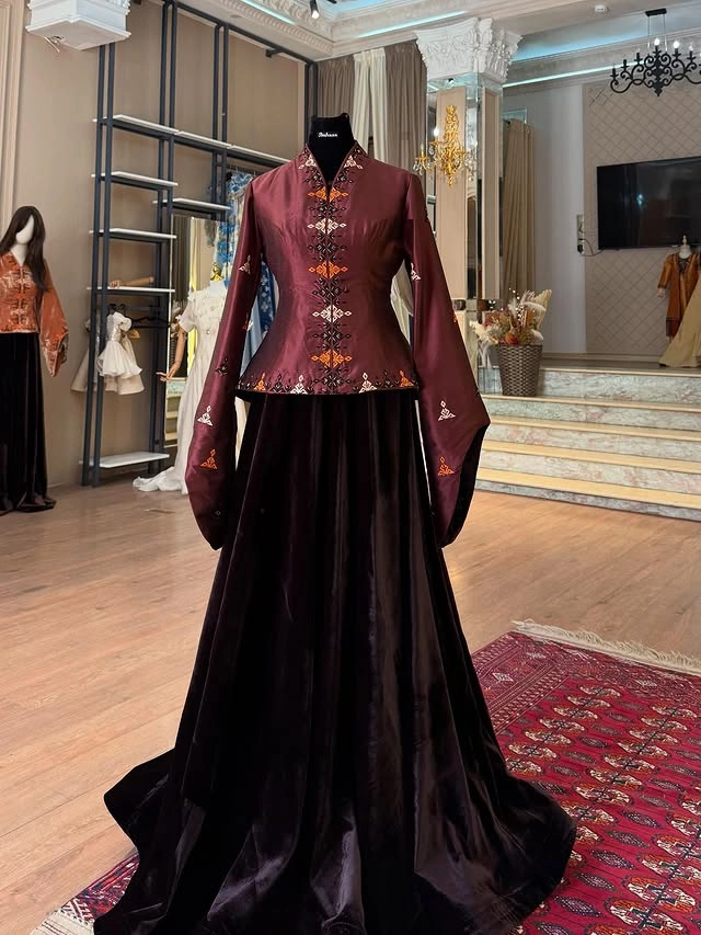 Türkmen fasonlar pombarh fasonlar Fasonlar 2025 fasonlar fason moda modalar Bezen bezen Türkmen fasonlar 2026 Türkmen fasonlar 2025 Türkmen fasonlar 2024 Türkmen fasonlar 2023 turkmenistan türkmenistan turkmen türkmen ashgabat  asgabat aşgabat balkan mary lebap dashoguz dasoguz daşoguz pombarh ponbarhat gulyupek gülýüpek stapel ştapel Gralan Çüýdeşen Abaýa Gadymy Krep Gurultaý 	Keteni Ýüpek Şifon Gipýur Lyon Welwet Atlas Kaşemir Streýç Suzana Ştapel Gülýüpek Pombarh Ýupka Gursakça Aksesuarlar Palto Penjek Okuw eşik Fata Sport eşik Uniforma Nakidka Öýme Şarf kompýuter ýaka ýaglyk Arenda köýnek 2nji el köýnek Taýyn köýnek Matalar Milli lybas milli lybaslar Toý köýnek Toý köýnekler toy koynek toy koynekler gundelik koynekler Gündelik	 
 köýnekler fata koynek Modern taze fason Eskiz koynektm turkmenkoynek türkmenkoynek fason moda moda fasonlar Iş eşik el iş	sada	ýakaly ýakasyz	keşdeli biserli	ýeňli giň nagyşly ýüregi açyk stoýka ýaka ýanly kombinasiýa 	zerli üsti aşak guşakly seçekli gysga ýeňli 
