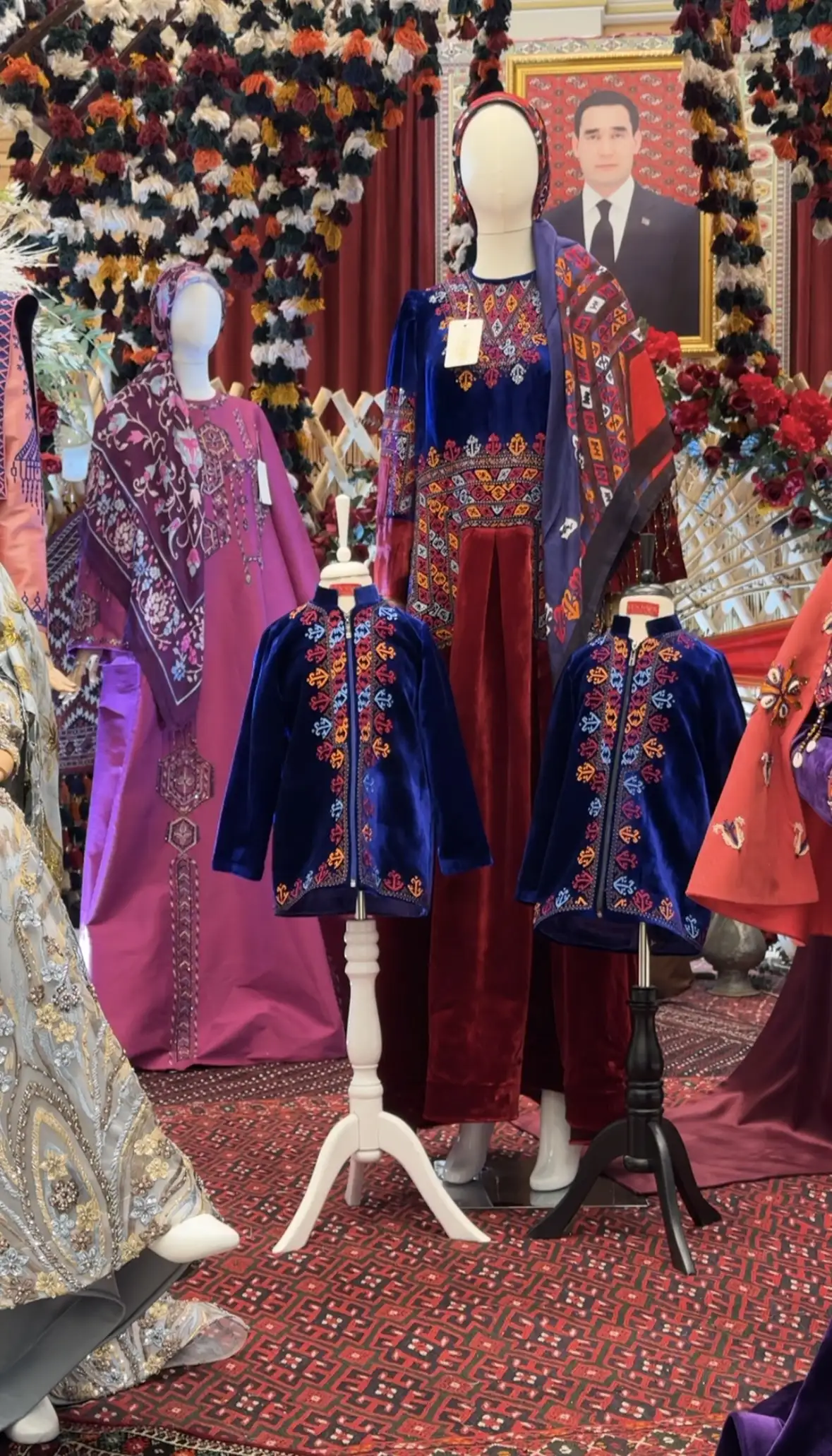 Türkmen fasonlar pombarh fasonlar Fasonlar 2025 fasonlar fason moda modalar Bezen bezen Türkmen fasonlar 2026 Türkmen fasonlar 2025 Türkmen fasonlar 2024 Türkmen fasonlar 2023 turkmenistan türkmenistan turkmen türkmen ashgabat  asgabat aşgabat balkan mary lebap dashoguz dasoguz daşoguz pombarh ponbarhat gulyupek gülýüpek stapel ştapel Gralan Çüýdeşen Abaýa Gadymy Krep Gurultaý 	Keteni Ýüpek Şifon Gipýur Lyon Welwet Atlas Kaşemir Streýç Suzana Ştapel Gülýüpek Pombarh Ýupka Gursakça Aksesuarlar Palto Penjek Okuw eşik Fata Sport eşik Uniforma Nakidka Öýme Şarf kompýuter ýaka ýaglyk Arenda köýnek 2nji el köýnek Taýyn köýnek Matalar Milli lybas milli lybaslar Toý köýnek Toý köýnekler toy koynek toy koynekler gundelik koynekler Gündelik	 
 köýnekler fata koynek Modern taze fason Eskiz koynektm turkmenkoynek türkmenkoynek fason moda moda fasonlar Iş eşik el iş	sada	ýakaly ýakasyz	keşdeli biserli	ýeňli giň nagyşly ýüregi açyk stoýka ýaka ýanly kombinasiýa 	zerli üsti aşak guşakly seçekli gysga ýeňli Panbarhat (Pombarh), Keteni, Şantu Toý köýnek TürkmenTextile Expo 2025 12-16, 26-35, 35+ Gülgüne, Goýy-gök yaz, guyz, gysh