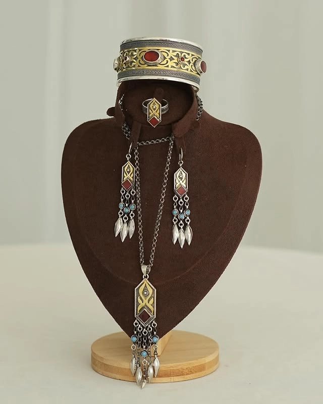 Türkmen fasonlar pombarh fasonlar Fasonlar 2025 fasonlar fason moda modalar Bezen bezen Türkmen fasonlar 2026 Türkmen fasonlar 2025 Türkmen fasonlar 2024 Türkmen fasonlar 2023 turkmenistan türkmenistan turkmen türkmen ashgabat  asgabat aşgabat balkan mary lebap dashoguz dasoguz daşoguz pombarh ponbarhat gulyupek gülýüpek stapel ştapel Gralan Çüýdeşen Abaýa Gadymy Krep Gurultaý 	Keteni Ýüpek Şifon Gipýur Lyon Welwet Atlas Kaşemir Streýç Suzana Ştapel Gülýüpek Pombarh Ýupka Gursakça Aksesuarlar Palto Penjek Okuw eşik Fata Sport eşik Uniforma Nakidka Öýme Şarf kompýuter ýaka ýaglyk Arenda köýnek 2nji el köýnek Taýyn köýnek Matalar Milli lybas milli lybaslar Toý köýnek Toý köýnekler toy koynek toy koynekler gundelik koynekler Gündelik	 
 köýnekler fata koynek Modern taze fason Eskiz koynektm turkmenkoynek türkmenkoynek fason moda moda fasonlar Iş eşik el iş	sada	ýakaly ýakasyz	keşdeli biserli	ýeňli giň nagyşly ýüregi açyk stoýka ýaka ýanly kombinasiýa 	zerli üsti aşak guşakly seçekli gysga ýeňli Milli lybas     Aksesuarlar