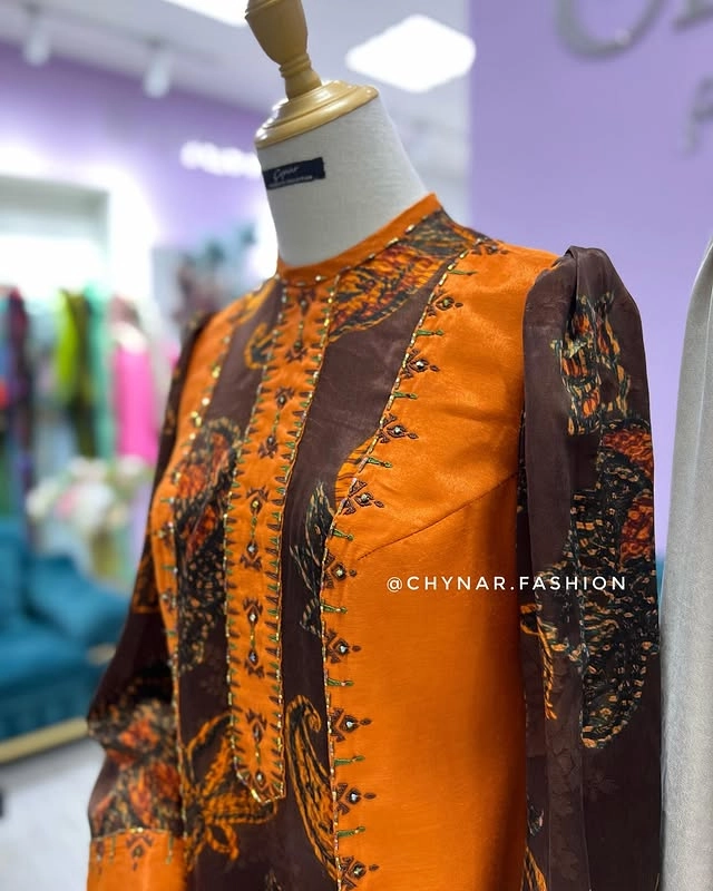 Türkmen fasonlar pombarh fasonlar Fasonlar 2025 fasonlar fason moda modalar Bezen bezen Türkmen fasonlar 2026 Türkmen fasonlar 2025 Türkmen fasonlar 2024 Türkmen fasonlar 2023 turkmenistan türkmenistan turkmen türkmen ashgabat  asgabat aşgabat balkan mary lebap dashoguz dasoguz daşoguz pombarh ponbarhat gulyupek gülýüpek stapel ştapel Gralan Çüýdeşen Abaýa Gadymy Krep Gurultaý 	Keteni Ýüpek Şifon Gipýur Lyon Welwet Atlas Kaşemir Streýç Suzana Ştapel Gülýüpek Pombarh Ýupka Gursakça Aksesuarlar Palto Penjek Okuw eşik Fata Sport eşik Uniforma Nakidka Öýme Şarf kompýuter ýaka ýaglyk Arenda köýnek 2nji el köýnek Taýyn köýnek Matalar Milli lybas milli lybaslar Toý köýnek Toý köýnekler toy koynek toy koynekler gundelik koynekler Gündelik	 
 köýnekler fata koynek Modern taze fason Eskiz koynektm turkmenkoynek türkmenkoynek fason moda moda fasonlar Iş eşik el iş	sada	ýakaly ýakasyz	keşdeli biserli	ýeňli giň nagyşly ýüregi açyk stoýka ýaka ýanly kombinasiýa 	zerli üsti aşak guşakly seçekli gysga ýeňli Ýüpek, Ştapel Gündelik el iş, keşdeli, sada, ýanly, ýeňli, kombinasiýa, nagyşly 17-25, 26-35 Ak, Mämişi, Goňur yaz, tomus, guyz