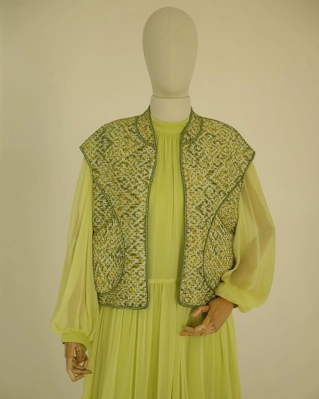 Türkmen fasonlar pombarh fasonlar Fasonlar 2025 fasonlar fason moda modalar Bezen bezen Türkmen fasonlar 2026 Türkmen fasonlar 2025 Türkmen fasonlar 2024 Türkmen fasonlar 2023 turkmenistan türkmenistan turkmen türkmen ashgabat  asgabat aşgabat balkan mary lebap dashoguz dasoguz daşoguz pombarh ponbarhat gulyupek gülýüpek stapel ştapel Gralan Çüýdeşen Abaýa Gadymy Krep Gurultaý 	Keteni Ýüpek Şifon Gipýur Lyon Welwet Atlas Kaşemir Streýç Suzana Ştapel Gülýüpek Pombarh Ýupka Gursakça Aksesuarlar Palto Penjek Okuw eşik Fata Sport eşik Uniforma Nakidka Öýme Şarf kompýuter ýaka ýaglyk Arenda köýnek 2nji el köýnek Taýyn köýnek Matalar Milli lybas milli lybaslar Toý köýnek Toý köýnekler toy koynek toy koynekler gundelik koynekler Gündelik	 
 köýnekler fata koynek Modern taze fason Eskiz koynektm turkmenkoynek türkmenkoynek fason moda moda fasonlar Iş eşik el iş	sada	ýakaly ýakasyz	keşdeli biserli	ýeňli giň nagyşly ýüregi açyk stoýka ýaka ýanly kombinasiýa 	zerli üsti aşak guşakly seçekli gysga ýeňli el iş, ýakasyz, ýeňli, giň 17-25, 26-35 Sary  Penjek, Taýyn köýnek