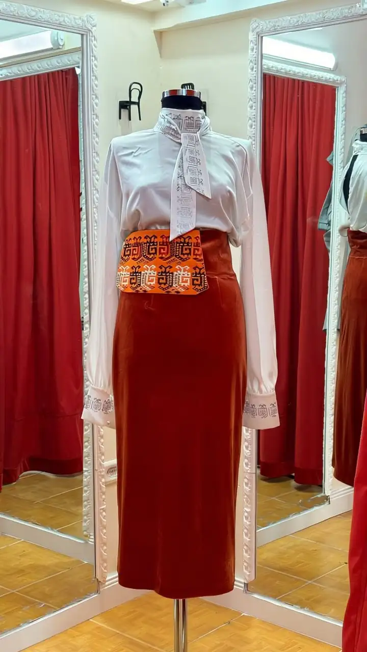 Türkmen fasonlar pombarh fasonlar Fasonlar 2025 fasonlar fason moda modalar Bezen bezen Türkmen fasonlar 2026 Türkmen fasonlar 2025 Türkmen fasonlar 2024 Türkmen fasonlar 2023 turkmenistan türkmenistan turkmen türkmen ashgabat  asgabat aşgabat balkan mary lebap dashoguz dasoguz daşoguz pombarh ponbarhat gulyupek gülýüpek stapel ştapel Gralan Çüýdeşen Abaýa Gadymy Krep Gurultaý 	Keteni Ýüpek Şifon Gipýur Lyon Welwet Atlas Kaşemir Streýç Suzana Ştapel Gülýüpek Pombarh Ýupka Gursakça Aksesuarlar Palto Penjek Okuw eşik Fata Sport eşik Uniforma Nakidka Öýme Şarf kompýuter ýaka ýaglyk Arenda köýnek 2nji el köýnek Taýyn köýnek Matalar Milli lybas milli lybaslar Toý köýnek Toý köýnekler toy koynek toy koynekler gundelik koynekler Gündelik	 
 köýnekler fata koynek Modern taze fason Eskiz koynektm turkmenkoynek türkmenkoynek fason moda moda fasonlar Iş eşik el iş	sada	ýakaly ýakasyz	keşdeli biserli	ýeňli giň nagyşly ýüregi açyk stoýka ýaka ýanly kombinasiýa 	zerli üsti aşak guşakly seçekli gysga ýeňli Panbarhat (Pombarh), Lyon, Şifon Modern el iş, ýakasyz, ýeňli, kombinasiýa 26-35 Gara, Gyzyl, Mämişi yaz, guyz