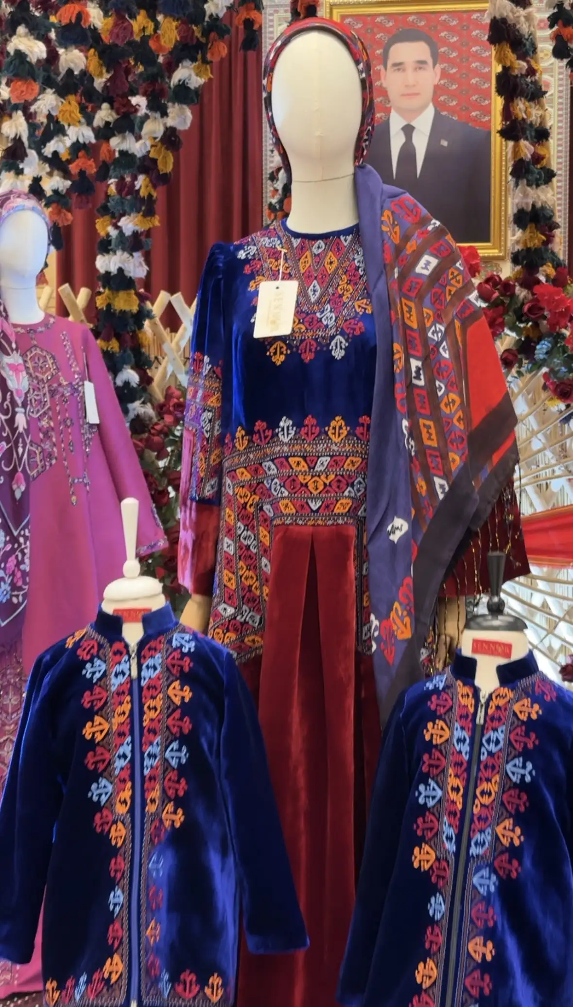 Türkmen fasonlar pombarh fasonlar Fasonlar 2025 fasonlar fason moda modalar Bezen bezen Türkmen fasonlar 2026 Türkmen fasonlar 2025 Türkmen fasonlar 2024 Türkmen fasonlar 2023 turkmenistan türkmenistan turkmen türkmen ashgabat  asgabat aşgabat balkan mary lebap dashoguz dasoguz daşoguz pombarh ponbarhat gulyupek gülýüpek stapel ştapel Gralan Çüýdeşen Abaýa Gadymy Krep Gurultaý 	Keteni Ýüpek Şifon Gipýur Lyon Welwet Atlas Kaşemir Streýç Suzana Ştapel Gülýüpek Pombarh Ýupka Gursakça Aksesuarlar Palto Penjek Okuw eşik Fata Sport eşik Uniforma Nakidka Öýme Şarf kompýuter ýaka ýaglyk Arenda köýnek 2nji el köýnek Taýyn köýnek Matalar Milli lybas milli lybaslar Toý köýnek Toý köýnekler toy koynek toy koynekler gundelik koynekler Gündelik	 
 köýnekler fata koynek Modern taze fason Eskiz koynektm turkmenkoynek türkmenkoynek fason moda moda fasonlar Iş eşik el iş	sada	ýakaly ýakasyz	keşdeli biserli	ýeňli giň nagyşly ýüregi açyk stoýka ýaka ýanly kombinasiýa 	zerli üsti aşak guşakly seçekli gysga ýeňli Panbarhat (Pombarh), Keteni, Şantu Toý köýnek TürkmenTextile Expo 2025 12-16, 26-35, 35+ Gülgüne, Goýy-gök yaz, guyz, gysh