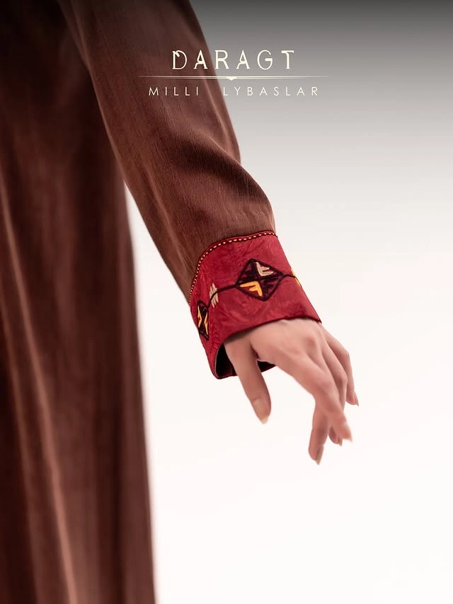 Türkmen fasonlar pombarh fasonlar Fasonlar 2025 fasonlar fason moda modalar Bezen bezen Türkmen fasonlar 2026 Türkmen fasonlar 2025 Türkmen fasonlar 2024 Türkmen fasonlar 2023 turkmenistan türkmenistan turkmen türkmen ashgabat  asgabat aşgabat balkan mary lebap dashoguz dasoguz daşoguz pombarh ponbarhat gulyupek gülýüpek stapel ştapel Gralan Çüýdeşen Abaýa Gadymy Krep Gurultaý 	Keteni Ýüpek Şifon Gipýur Lyon Welwet Atlas Kaşemir Streýç Suzana Ştapel Gülýüpek Pombarh Ýupka Gursakça Aksesuarlar Palto Penjek Okuw eşik Fata Sport eşik Uniforma Nakidka Öýme Şarf kompýuter ýaka ýaglyk Arenda köýnek 2nji el köýnek Taýyn köýnek Matalar Milli lybas milli lybaslar Toý köýnek Toý köýnekler toy koynek toy koynekler gundelik koynekler Gündelik	 
 köýnekler fata koynek Modern taze fason Eskiz koynektm turkmenkoynek türkmenkoynek fason moda moda fasonlar Iş eşik el iş	sada	ýakaly ýakasyz	keşdeli biserli	ýeňli giň nagyşly ýüregi açyk stoýka ýaka ýanly kombinasiýa 	zerli üsti aşak guşakly seçekli gysga ýeňli Gülýüpek Gündelik, Milli lybas el iş, keşdeli, ýakaly, ýeňli, giň, nagyşly 17-25, 26-35 Goňur yaz, tomus, guyz