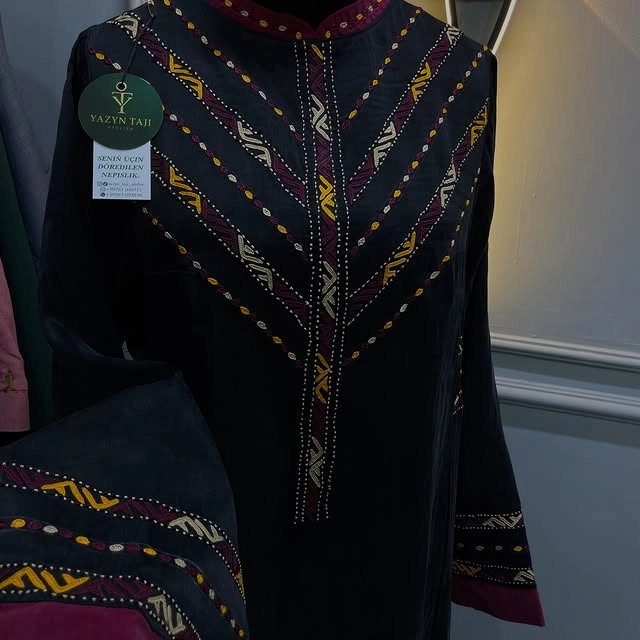 Türkmen fasonlar pombarh fasonlar Fasonlar 2025 fasonlar fason moda modalar Bezen bezen Türkmen fasonlar 2026 Türkmen fasonlar 2025 Türkmen fasonlar 2024 Türkmen fasonlar 2023 turkmenistan türkmenistan turkmen türkmen ashgabat  asgabat aşgabat balkan mary lebap dashoguz dasoguz daşoguz pombarh ponbarhat gulyupek gülýüpek stapel ştapel Gralan Çüýdeşen Abaýa Gadymy Krep Gurultaý 	Keteni Ýüpek Şifon Gipýur Lyon Welwet Atlas Kaşemir Streýç Suzana Ştapel Gülýüpek Pombarh Ýupka Gursakça Aksesuarlar Palto Penjek Okuw eşik Fata Sport eşik Uniforma Nakidka Öýme Şarf kompýuter ýaka ýaglyk Arenda köýnek 2nji el köýnek Taýyn köýnek Matalar Milli lybas milli lybaslar Toý köýnek Toý köýnekler toy koynek toy koynekler gundelik koynekler Gündelik	 
 köýnekler fata koynek Modern taze fason Eskiz koynektm turkmenkoynek türkmenkoynek fason moda moda fasonlar Iş eşik el iş	sada	ýakaly ýakasyz	keşdeli biserli	ýeňli giň nagyşly ýüregi açyk stoýka ýaka ýanly kombinasiýa 	zerli üsti aşak guşakly seçekli gysga ýeňli 