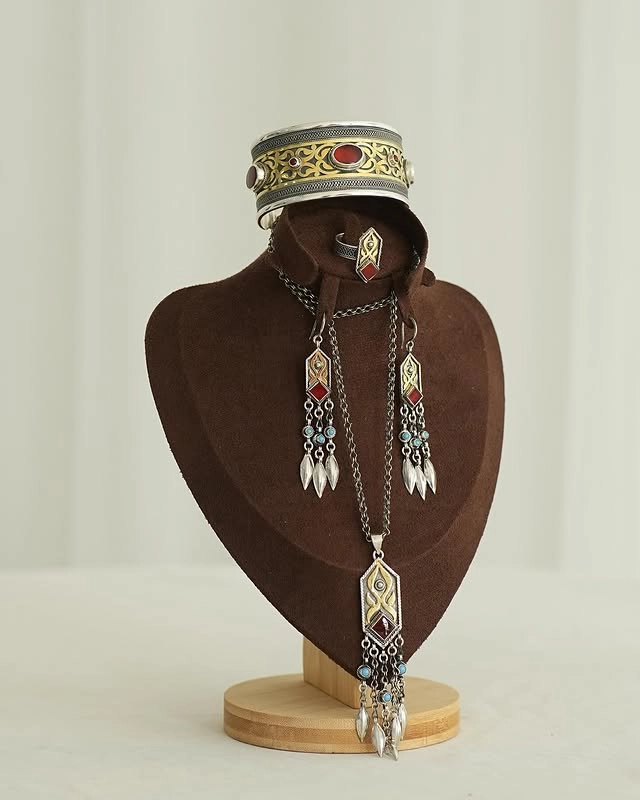 Türkmen fasonlar pombarh fasonlar Fasonlar 2025 fasonlar fason moda modalar Bezen bezen Türkmen fasonlar 2026 Türkmen fasonlar 2025 Türkmen fasonlar 2024 Türkmen fasonlar 2023 turkmenistan türkmenistan turkmen türkmen ashgabat  asgabat aşgabat balkan mary lebap dashoguz dasoguz daşoguz pombarh ponbarhat gulyupek gülýüpek stapel ştapel Gralan Çüýdeşen Abaýa Gadymy Krep Gurultaý 	Keteni Ýüpek Şifon Gipýur Lyon Welwet Atlas Kaşemir Streýç Suzana Ştapel Gülýüpek Pombarh Ýupka Gursakça Aksesuarlar Palto Penjek Okuw eşik Fata Sport eşik Uniforma Nakidka Öýme Şarf kompýuter ýaka ýaglyk Arenda köýnek 2nji el köýnek Taýyn köýnek Matalar Milli lybas milli lybaslar Toý köýnek Toý köýnekler toy koynek toy koynekler gundelik koynekler Gündelik	 
 köýnekler fata koynek Modern taze fason Eskiz koynektm turkmenkoynek türkmenkoynek fason moda moda fasonlar Iş eşik el iş	sada	ýakaly ýakasyz	keşdeli biserli	ýeňli giň nagyşly ýüregi açyk stoýka ýaka ýanly kombinasiýa 	zerli üsti aşak guşakly seçekli gysga ýeňli Milli lybas     Aksesuarlar