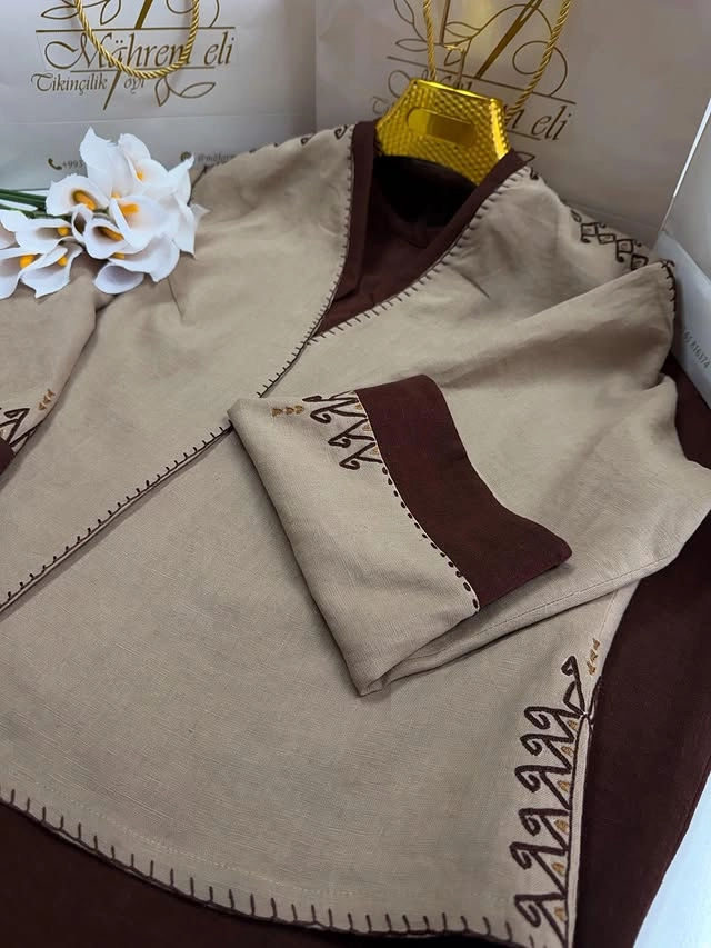 Türkmen fasonlar pombarh fasonlar Fasonlar 2025 fasonlar fason moda modalar Bezen bezen Türkmen fasonlar 2026 Türkmen fasonlar 2025 Türkmen fasonlar 2024 Türkmen fasonlar 2023 turkmenistan türkmenistan turkmen türkmen ashgabat  asgabat aşgabat balkan mary lebap dashoguz dasoguz daşoguz pombarh ponbarhat gulyupek gülýüpek stapel ştapel Gralan Çüýdeşen Abaýa Gadymy Krep Gurultaý 	Keteni Ýüpek Şifon Gipýur Lyon Welwet Atlas Kaşemir Streýç Suzana Ştapel Gülýüpek Pombarh Ýupka Gursakça Aksesuarlar Palto Penjek Okuw eşik Fata Sport eşik Uniforma Nakidka Öýme Şarf kompýuter ýaka ýaglyk Arenda köýnek 2nji el köýnek Taýyn köýnek Matalar Milli lybas milli lybaslar Toý köýnek Toý köýnekler toy koynek toy koynekler gundelik koynekler Gündelik	 
 köýnekler fata koynek Modern taze fason Eskiz koynektm turkmenkoynek türkmenkoynek fason moda moda fasonlar Iş eşik el iş	sada	ýakaly ýakasyz	keşdeli biserli	ýeňli giň nagyşly ýüregi açyk stoýka ýaka ýanly kombinasiýa 	zerli üsti aşak guşakly seçekli gysga ýeňli Lyon Gündelik sada, ýakasyz, ýeňli, giň, nagyşly 26-35, 35+ Goýy-gyzyl, Wizon yaz, tomus, guyz