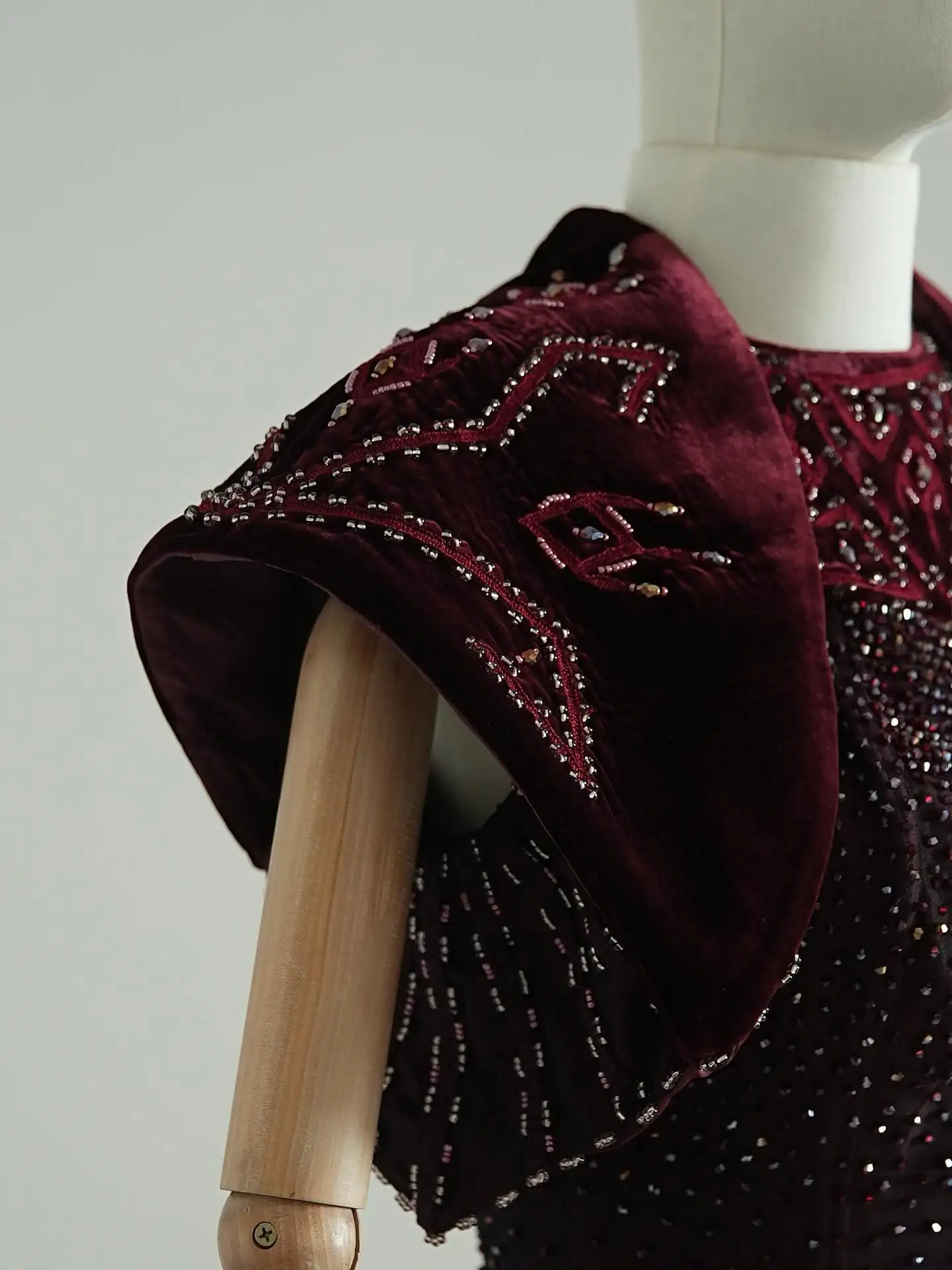 Türkmen fasonlar pombarh fasonlar Fasonlar 2025 fasonlar fason moda modalar Bezen bezen Türkmen fasonlar 2026 Türkmen fasonlar 2025 Türkmen fasonlar 2024 Türkmen fasonlar 2023 turkmenistan türkmenistan turkmen türkmen ashgabat  asgabat aşgabat balkan mary lebap dashoguz dasoguz daşoguz pombarh ponbarhat gulyupek gülýüpek stapel ştapel Gralan Çüýdeşen Abaýa Gadymy Krep Gurultaý 	Keteni Ýüpek Şifon Gipýur Lyon Welwet Atlas Kaşemir Streýç Suzana Ştapel Gülýüpek Pombarh Ýupka Gursakça Aksesuarlar Palto Penjek Okuw eşik Fata Sport eşik Uniforma Nakidka Öýme Şarf kompýuter ýaka ýaglyk Arenda köýnek 2nji el köýnek Taýyn köýnek Matalar Milli lybas milli lybaslar Toý köýnek Toý köýnekler toy koynek toy koynekler gundelik koynekler Gündelik	 
 köýnekler fata koynek Modern taze fason Eskiz koynektm turkmenkoynek türkmenkoynek fason moda moda fasonlar Iş eşik el iş	sada	ýakaly ýakasyz	keşdeli biserli	ýeňli giň nagyşly ýüregi açyk stoýka ýaka ýanly kombinasiýa 	zerli üsti aşak guşakly seçekli gysga ýeňli Panbarhat (Pombarh) Toý köýnek, Modern el iş, ýakasyz, biserli, gysga ýeňli 17-25, 26-35 Goýy-gyzyl yaz, tomus, guyz Taýyn köýnek