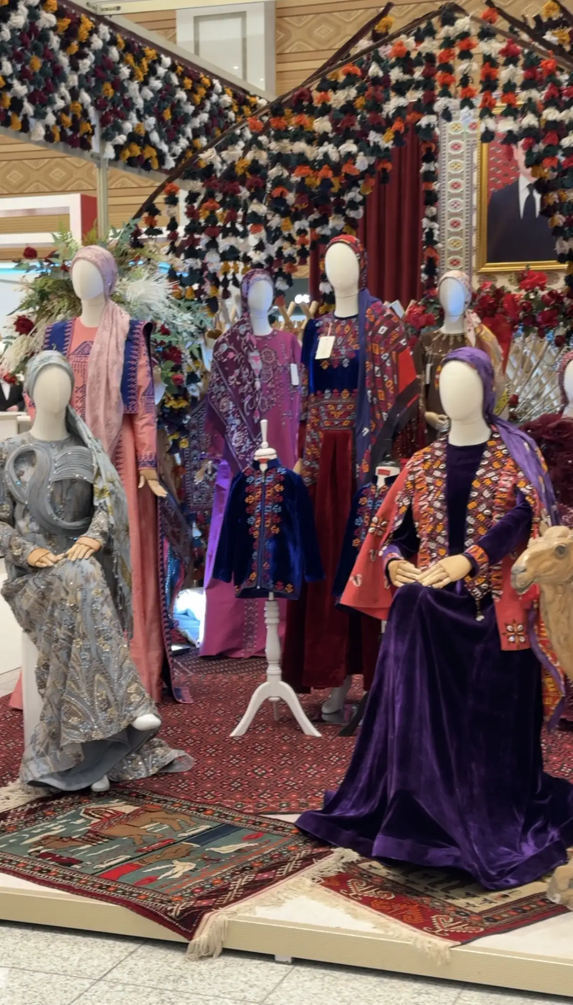 Türkmen fasonlar pombarh fasonlar Fasonlar 2025 fasonlar fason moda modalar Bezen bezen Türkmen fasonlar 2026 Türkmen fasonlar 2025 Türkmen fasonlar 2024 Türkmen fasonlar 2023 turkmenistan türkmenistan turkmen türkmen ashgabat  asgabat aşgabat balkan mary lebap dashoguz dasoguz daşoguz pombarh ponbarhat gulyupek gülýüpek stapel ştapel Gralan Çüýdeşen Abaýa Gadymy Krep Gurultaý 	Keteni Ýüpek Şifon Gipýur Lyon Welwet Atlas Kaşemir Streýç Suzana Ştapel Gülýüpek Pombarh Ýupka Gursakça Aksesuarlar Palto Penjek Okuw eşik Fata Sport eşik Uniforma Nakidka Öýme Şarf kompýuter ýaka ýaglyk Arenda köýnek 2nji el köýnek Taýyn köýnek Matalar Milli lybas milli lybaslar Toý köýnek Toý köýnekler toy koynek toy koynekler gundelik koynekler Gündelik	 
 köýnekler fata koynek Modern taze fason Eskiz koynektm turkmenkoynek türkmenkoynek fason moda moda fasonlar Iş eşik el iş	sada	ýakaly ýakasyz	keşdeli biserli	ýeňli giň nagyşly ýüregi açyk stoýka ýaka ýanly kombinasiýa 	zerli üsti aşak guşakly seçekli gysga ýeňli Panbarhat (Pombarh) Toý köýnek TürkmenTextile Expo 2025 26-35, 35+ Goýy-gök yaz, guyz, gysh