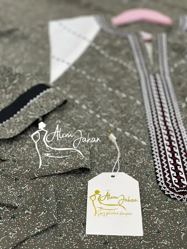 Türkmen fasonlar pombarh fasonlar Fasonlar 2025 fasonlar fason moda modalar Bezen bezen Türkmen fasonlar 2026 Türkmen fasonlar 2025 Türkmen fasonlar 2024 Türkmen fasonlar 2023 turkmenistan türkmenistan turkmen türkmen ashgabat  asgabat aşgabat balkan mary lebap dashoguz dasoguz daşoguz pombarh ponbarhat gulyupek gülýüpek stapel ştapel Gralan Çüýdeşen Abaýa Gadymy Krep Gurultaý 	Keteni Ýüpek Şifon Gipýur Lyon Welwet Atlas Kaşemir Streýç Suzana Ştapel Gülýüpek Pombarh Ýupka Gursakça Aksesuarlar Palto Penjek Okuw eşik Fata Sport eşik Uniforma Nakidka Öýme Şarf kompýuter ýaka ýaglyk Arenda köýnek 2nji el köýnek Taýyn köýnek Matalar Milli lybas milli lybaslar Toý köýnek Toý köýnekler toy koynek toy koynekler gundelik koynekler Gündelik	 
 köýnekler fata koynek Modern taze fason Eskiz koynektm turkmenkoynek türkmenkoynek fason moda moda fasonlar Iş eşik el iş	sada	ýakaly ýakasyz	keşdeli biserli	ýeňli giň nagyşly ýüregi açyk stoýka ýaka ýanly kombinasiýa 	zerli üsti aşak guşakly seçekli gysga ýeňli Ştapel Gündelik ýakaly, ýeňli, giň 17-25, 26-35 Wizon yaz, tomus, guyz