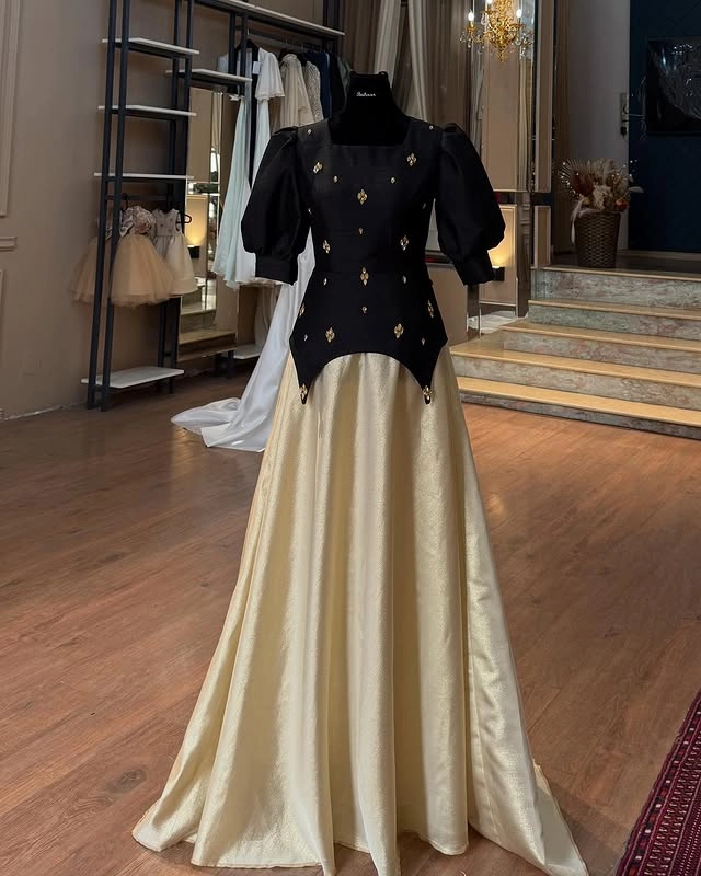 Türkmen fasonlar pombarh fasonlar Fasonlar 2025 fasonlar fason moda modalar Bezen bezen Türkmen fasonlar 2026 Türkmen fasonlar 2025 Türkmen fasonlar 2024 Türkmen fasonlar 2023 turkmenistan türkmenistan turkmen türkmen ashgabat  asgabat aşgabat balkan mary lebap dashoguz dasoguz daşoguz pombarh ponbarhat gulyupek gülýüpek stapel ştapel Gralan Çüýdeşen Abaýa Gadymy Krep Gurultaý 	Keteni Ýüpek Şifon Gipýur Lyon Welwet Atlas Kaşemir Streýç Suzana Ştapel Gülýüpek Pombarh Ýupka Gursakça Aksesuarlar Palto Penjek Okuw eşik Fata Sport eşik Uniforma Nakidka Öýme Şarf kompýuter ýaka ýaglyk Arenda köýnek 2nji el köýnek Taýyn köýnek Matalar Milli lybas milli lybaslar Toý köýnek Toý köýnekler toy koynek toy koynekler gundelik koynekler Gündelik	 
 köýnekler fata koynek Modern taze fason Eskiz koynektm turkmenkoynek türkmenkoynek fason moda moda fasonlar Iş eşik el iş	sada	ýakaly ýakasyz	keşdeli biserli	ýeňli giň nagyşly ýüregi açyk stoýka ýaka ýanly kombinasiýa 	zerli üsti aşak guşakly seçekli gysga ýeňli Toý köýnek, Modern ýakasyz, gysga ýeňli, kombinasiýa, üsti aşak 17-25, 26-35 Gara, Altyn yaz, tomus, guyz