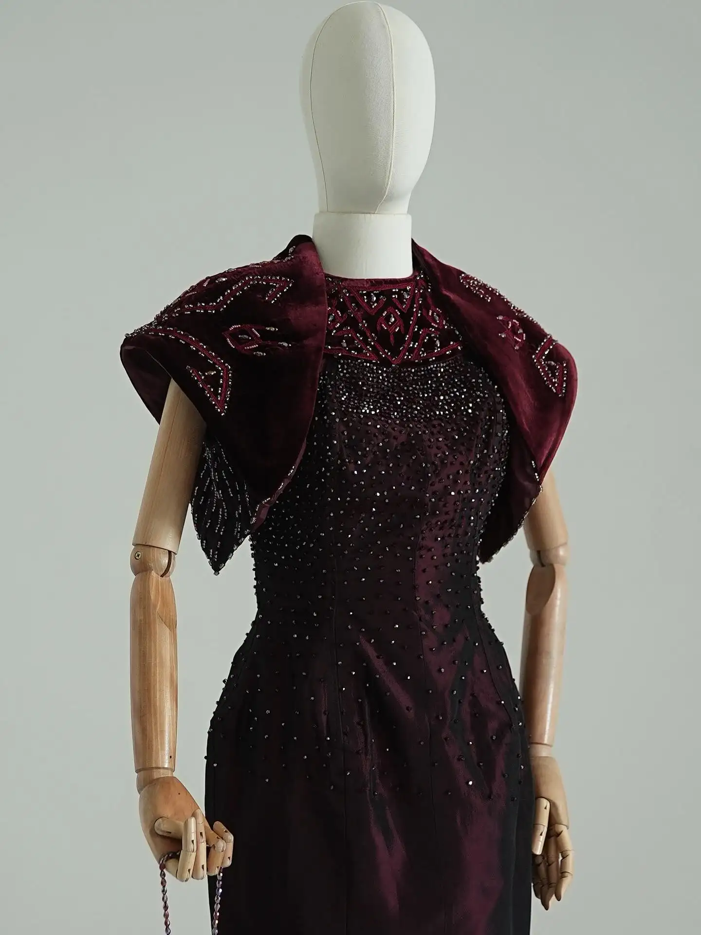 Türkmen fasonlar pombarh fasonlar Fasonlar 2025 fasonlar fason moda modalar Bezen bezen Türkmen fasonlar 2026 Türkmen fasonlar 2025 Türkmen fasonlar 2024 Türkmen fasonlar 2023 turkmenistan türkmenistan turkmen türkmen ashgabat  asgabat aşgabat balkan mary lebap dashoguz dasoguz daşoguz pombarh ponbarhat gulyupek gülýüpek stapel ştapel Gralan Çüýdeşen Abaýa Gadymy Krep Gurultaý 	Keteni Ýüpek Şifon Gipýur Lyon Welwet Atlas Kaşemir Streýç Suzana Ştapel Gülýüpek Pombarh Ýupka Gursakça Aksesuarlar Palto Penjek Okuw eşik Fata Sport eşik Uniforma Nakidka Öýme Şarf kompýuter ýaka ýaglyk Arenda köýnek 2nji el köýnek Taýyn köýnek Matalar Milli lybas milli lybaslar Toý köýnek Toý köýnekler toy koynek toy koynekler gundelik koynekler Gündelik	 
 köýnekler fata koynek Modern taze fason Eskiz koynektm turkmenkoynek türkmenkoynek fason moda moda fasonlar Iş eşik el iş	sada	ýakaly ýakasyz	keşdeli biserli	ýeňli giň nagyşly ýüregi açyk stoýka ýaka ýanly kombinasiýa 	zerli üsti aşak guşakly seçekli gysga ýeňli Panbarhat (Pombarh) Toý köýnek, Modern el iş, ýakasyz, biserli, gysga ýeňli 17-25, 26-35 Goýy-gyzyl yaz, tomus, guyz Taýyn köýnek