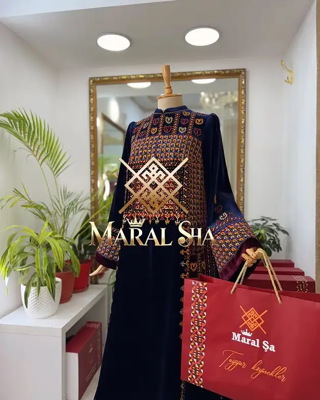 Türkmen fasonlar pombarh fasonlar Fasonlar 2025 fasonlar fason moda modalar Bezen bezen Türkmen fasonlar 2026 Türkmen fasonlar 2025 Türkmen fasonlar 2024 Türkmen fasonlar 2023 turkmenistan türkmenistan turkmen türkmen ashgabat  asgabat aşgabat balkan mary lebap dashoguz dasoguz daşoguz pombarh ponbarhat gulyupek gülýüpek stapel ştapel Gralan Çüýdeşen Abaýa Gadymy Krep Gurultaý 	Keteni Ýüpek Şifon Gipýur Lyon Welwet Atlas Kaşemir Streýç Suzana Ştapel Gülýüpek Pombarh Ýupka Gursakça Aksesuarlar Palto Penjek Okuw eşik Fata Sport eşik Uniforma Nakidka Öýme Şarf kompýuter ýaka ýaglyk Arenda köýnek 2nji el köýnek Taýyn köýnek Matalar Milli lybas milli lybaslar Toý köýnek Toý köýnekler toy koynek toy koynekler gundelik koynekler Gündelik	 
 köýnekler fata koynek Modern taze fason Eskiz koynektm turkmenkoynek türkmenkoynek fason moda moda fasonlar Iş eşik el iş	sada	ýakaly ýakasyz	keşdeli biserli	ýeňli giň nagyşly ýüregi açyk stoýka ýaka ýanly kombinasiýa 	zerli üsti aşak guşakly seçekli gysga ýeňli Panbarhat (Pombarh) Toý köýnek, Milli lybas el iş, keşdeli, ýakaly, ýeňli, giň, nagyşly 26-35, 35+ Goýy-gök yaz, tomus, guyz, gysh