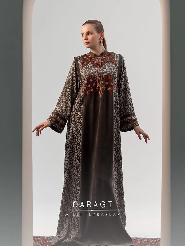 Türkmen fasonlar pombarh fasonlar Fasonlar 2025 fasonlar fason moda modalar Bezen bezen Türkmen fasonlar 2026 Türkmen fasonlar 2025 Türkmen fasonlar 2024 Türkmen fasonlar 2023 turkmenistan türkmenistan turkmen türkmen ashgabat  asgabat aşgabat balkan mary lebap dashoguz dasoguz daşoguz pombarh ponbarhat gulyupek gülýüpek stapel ştapel Gralan Çüýdeşen Abaýa Gadymy Krep Gurultaý 	Keteni Ýüpek Şifon Gipýur Lyon Welwet Atlas Kaşemir Streýç Suzana Ştapel Gülýüpek Pombarh Ýupka Gursakça Aksesuarlar Palto Penjek Okuw eşik Fata Sport eşik Uniforma Nakidka Öýme Şarf kompýuter ýaka ýaglyk Arenda köýnek 2nji el köýnek Taýyn köýnek Matalar Milli lybas milli lybaslar Toý köýnek Toý köýnekler toy koynek toy koynekler gundelik koynekler Gündelik	 
 köýnekler fata koynek Modern taze fason Eskiz koynektm turkmenkoynek türkmenkoynek fason moda moda fasonlar Iş eşik el iş	sada	ýakaly ýakasyz	keşdeli biserli	ýeňli giň nagyşly ýüregi açyk stoýka ýaka ýanly kombinasiýa 	zerli üsti aşak guşakly seçekli gysga ýeňli Gülýüpek Modern, Milli lybas el iş, keşdeli, ýakasyz, ýanly, ýeňli, giň, nagyşly 17-25, 26-35 Çal, Goýy-goňur yaz, tomus, guyz, gysh