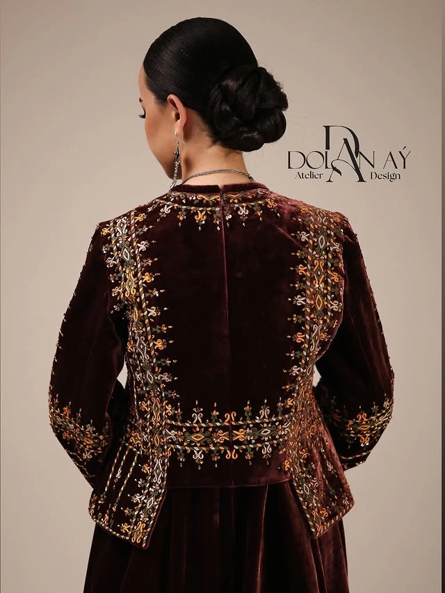 Türkmen fasonlar pombarh fasonlar Fasonlar 2025 fasonlar fason moda modalar Bezen bezen Türkmen fasonlar 2026 Türkmen fasonlar 2025 Türkmen fasonlar 2024 Türkmen fasonlar 2023 turkmenistan türkmenistan turkmen türkmen ashgabat  asgabat aşgabat balkan mary lebap dashoguz dasoguz daşoguz pombarh ponbarhat gulyupek gülýüpek stapel ştapel Gralan Çüýdeşen Abaýa Gadymy Krep Gurultaý 	Keteni Ýüpek Şifon Gipýur Lyon Welwet Atlas Kaşemir Streýç Suzana Ştapel Gülýüpek Pombarh Ýupka Gursakça Aksesuarlar Palto Penjek Okuw eşik Fata Sport eşik Uniforma Nakidka Öýme Şarf kompýuter ýaka ýaglyk Arenda köýnek 2nji el köýnek Taýyn köýnek Matalar Milli lybas milli lybaslar Toý köýnek Toý köýnekler toy koynek toy koynekler gundelik koynekler Gündelik	 
 köýnekler fata koynek Modern taze fason Eskiz koynektm turkmenkoynek türkmenkoynek fason moda moda fasonlar Iş eşik el iş	sada	ýakaly ýakasyz	keşdeli biserli	ýeňli giň nagyşly ýüregi açyk stoýka ýaka ýanly kombinasiýa 	zerli üsti aşak guşakly seçekli gysga ýeňli Panbarhat (Pombarh) Toý köýnek keşdeli, ýakaly, ýeňli, giň, nagyşly 17-25, 26-35 Goňur yaz, tomus, guyz, gysh