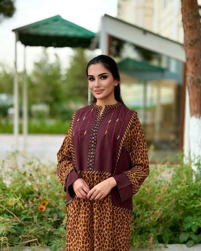 Türkmen fasonlar pombarh fasonlar Fasonlar 2025 fasonlar fason moda modalar Bezen bezen Türkmen fasonlar 2026 Türkmen fasonlar 2025 Türkmen fasonlar 2024 Türkmen fasonlar 2023 turkmenistan türkmenistan turkmen türkmen ashgabat  asgabat aşgabat balkan mary lebap dashoguz dasoguz daşoguz pombarh ponbarhat gulyupek gülýüpek stapel ştapel Gralan Çüýdeşen Abaýa Gadymy Krep Gurultaý 	Keteni Ýüpek Şifon Gipýur Lyon Welwet Atlas Kaşemir Streýç Suzana Ştapel Gülýüpek Pombarh Ýupka Gursakça Aksesuarlar Palto Penjek Okuw eşik Fata Sport eşik Uniforma Nakidka Öýme Şarf kompýuter ýaka ýaglyk Arenda köýnek 2nji el köýnek Taýyn köýnek Matalar Milli lybas milli lybaslar Toý köýnek Toý köýnekler toy koynek toy koynekler gundelik koynekler Gündelik	 
 köýnekler fata koynek Modern taze fason Eskiz koynektm turkmenkoynek türkmenkoynek fason moda moda fasonlar Iş eşik el iş	sada	ýakaly ýakasyz	keşdeli biserli	ýeňli giň nagyşly ýüregi açyk stoýka ýaka ýanly kombinasiýa 	zerli üsti aşak guşakly seçekli gysga ýeňli Ştapel, Ipeker Milli lybas el iş, keşdeli, ýakaly, ýeňli, giň 17-25, 26-35 Goýy-gyzyl, Mämişi yaz, tomus, guyz, gysh