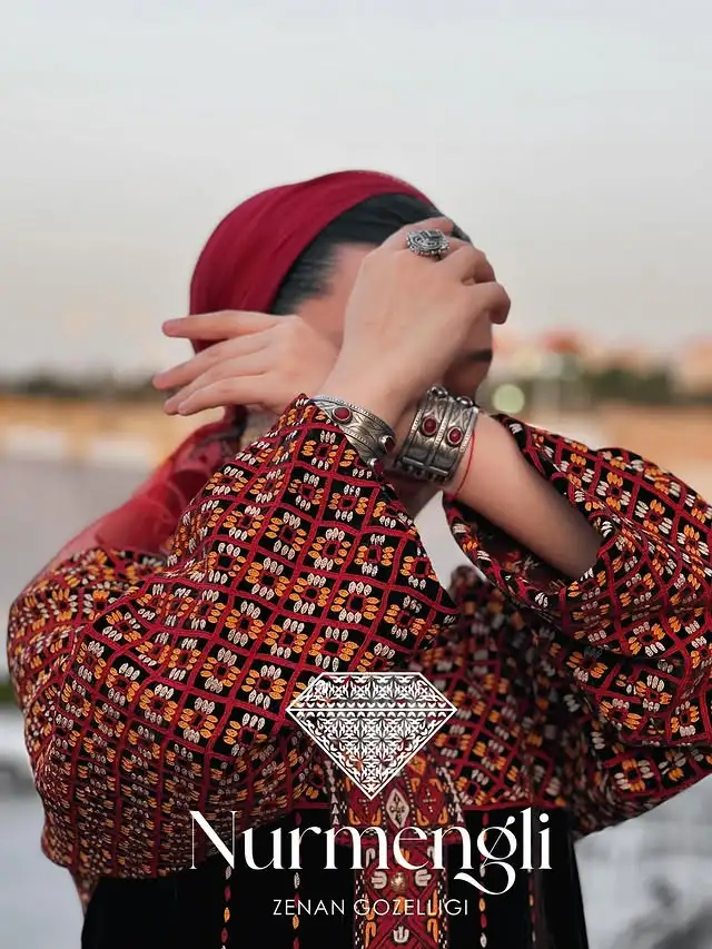 Türkmen fasonlar pombarh fasonlar Fasonlar 2025 fasonlar fason moda modalar Bezen bezen Türkmen fasonlar 2026 Türkmen fasonlar 2025 Türkmen fasonlar 2024 Türkmen fasonlar 2023 turkmenistan türkmenistan turkmen türkmen ashgabat  asgabat aşgabat balkan mary lebap dashoguz dasoguz daşoguz pombarh ponbarhat gulyupek gülýüpek stapel ştapel Gralan Çüýdeşen Abaýa Gadymy Krep Gurultaý 	Keteni Ýüpek Şifon Gipýur Lyon Welwet Atlas Kaşemir Streýç Suzana Ştapel Gülýüpek Pombarh Ýupka Gursakça Aksesuarlar Palto Penjek Okuw eşik Fata Sport eşik Uniforma Nakidka Öýme Şarf kompýuter ýaka ýaglyk Arenda köýnek 2nji el köýnek Taýyn köýnek Matalar Milli lybas milli lybaslar Toý köýnek Toý köýnekler toy koynek toy koynekler gundelik koynekler Gündelik	 
 köýnekler fata koynek Modern taze fason Eskiz koynektm turkmenkoynek türkmenkoynek fason moda moda fasonlar Iş eşik el iş	sada	ýakaly ýakasyz	keşdeli biserli	ýeňli giň nagyşly ýüregi açyk stoýka ýaka ýanly kombinasiýa 	zerli üsti aşak guşakly seçekli gysga ýeňli Panbarhat (Pombarh) Toý köýnek, Milli lybas el iş, keşdeli, ýakaly, ýanly, ýeňli, giň, nagyşly 17-25, 26-35, 35+ Gara, Goýy-goňur yaz, guyz, gysh