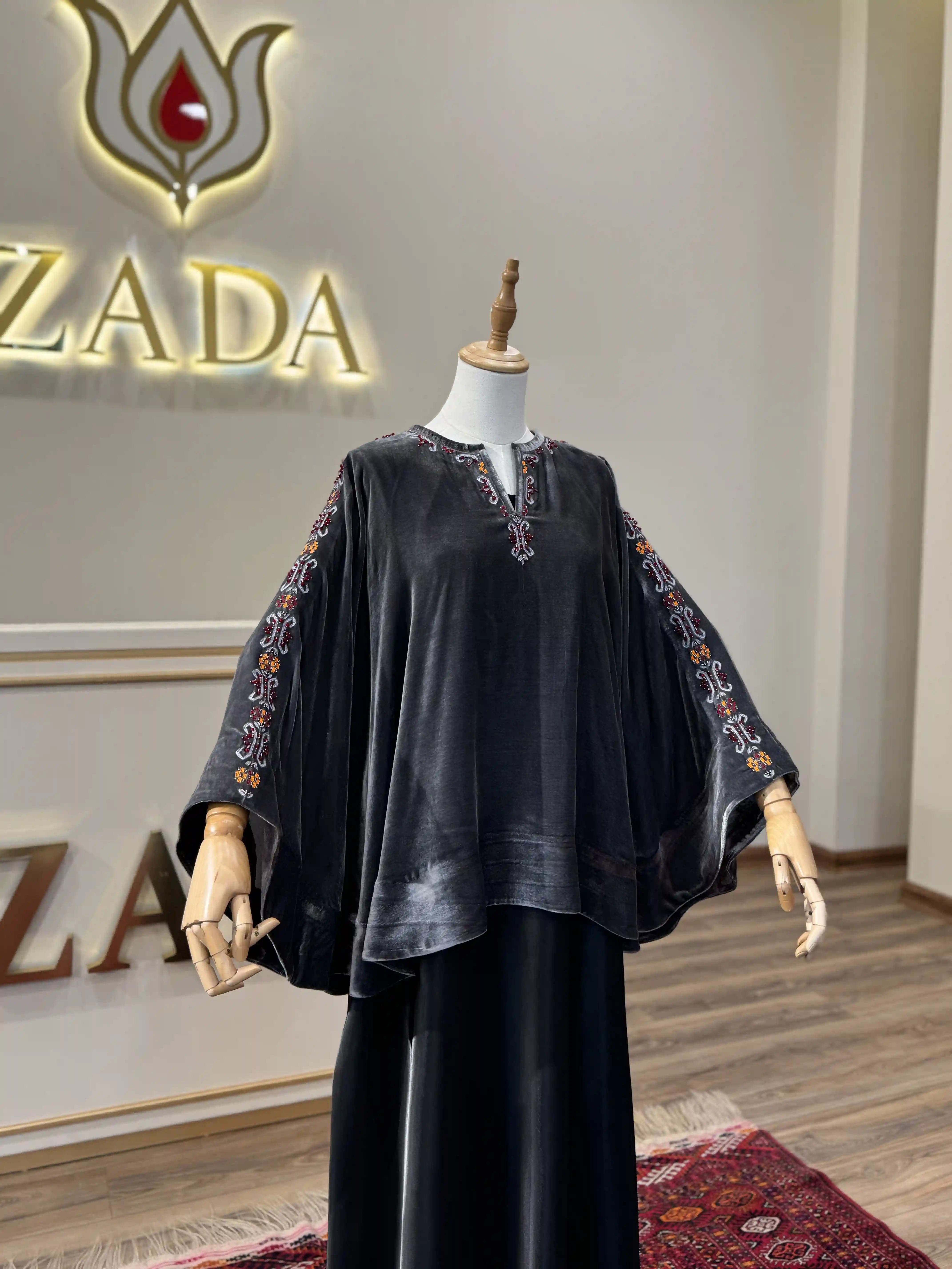 Türkmen fasonlar pombarh fasonlar Fasonlar 2025 fasonlar fason moda modalar Bezen bezen Türkmen fasonlar 2026 Türkmen fasonlar 2025 Türkmen fasonlar 2024 Türkmen fasonlar 2023 turkmenistan türkmenistan turkmen türkmen ashgabat  asgabat aşgabat balkan mary lebap dashoguz dasoguz daşoguz pombarh ponbarhat gulyupek gülýüpek stapel ştapel Gralan Çüýdeşen Abaýa Gadymy Krep Gurultaý 	Keteni Ýüpek Şifon Gipýur Lyon Welwet Atlas Kaşemir Streýç Suzana Ştapel Gülýüpek Pombarh Ýupka Gursakça Aksesuarlar Palto Penjek Okuw eşik Fata Sport eşik Uniforma Nakidka Öýme Şarf kompýuter ýaka ýaglyk Arenda köýnek 2nji el köýnek Taýyn köýnek Matalar Milli lybas milli lybaslar Toý köýnek Toý köýnekler toy koynek toy koynekler gundelik koynekler Gündelik	 
 köýnekler fata koynek Modern taze fason Eskiz koynektm turkmenkoynek türkmenkoynek fason moda moda fasonlar Iş eşik el iş	sada	ýakaly ýakasyz	keşdeli biserli	ýeňli giň nagyşly ýüregi açyk stoýka ýaka ýanly kombinasiýa 	zerli üsti aşak guşakly seçekli gysga ýeňli 