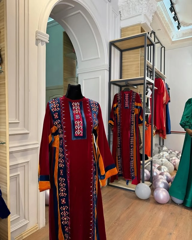 Türkmen fasonlar pombarh fasonlar Fasonlar 2025 fasonlar fason moda modalar Bezen bezen Türkmen fasonlar 2026 Türkmen fasonlar 2025 Türkmen fasonlar 2024 Türkmen fasonlar 2023 turkmenistan türkmenistan turkmen türkmen ashgabat  asgabat aşgabat balkan mary lebap dashoguz dasoguz daşoguz pombarh ponbarhat gulyupek gülýüpek stapel ştapel Gralan Çüýdeşen Abaýa Gadymy Krep Gurultaý 	Keteni Ýüpek Şifon Gipýur Lyon Welwet Atlas Kaşemir Streýç Suzana Ştapel Gülýüpek Pombarh Ýupka Gursakça Aksesuarlar Palto Penjek Okuw eşik Fata Sport eşik Uniforma Nakidka Öýme Şarf kompýuter ýaka ýaglyk Arenda köýnek 2nji el köýnek Taýyn köýnek Matalar Milli lybas milli lybaslar Toý köýnek Toý köýnekler toy koynek toy koynekler gundelik koynekler Gündelik	 
 köýnekler fata koynek Modern taze fason Eskiz koynektm turkmenkoynek türkmenkoynek fason moda moda fasonlar Iş eşik el iş	sada	ýakaly ýakasyz	keşdeli biserli	ýeňli giň nagyşly ýüregi açyk stoýka ýaka ýanly kombinasiýa 	zerli üsti aşak guşakly seçekli gysga ýeňli Ýüpek, Panbarhat (Pombarh) Toý köýnek, Milli lybas el iş, keşdeli, ýakaly, biserli, ýeňli, giň, kombinasiýa, nagyşly, seçekli 26-35, 35+ Goýy-gyzyl, Gyzyl, Mämişi, Goňur, Altyn