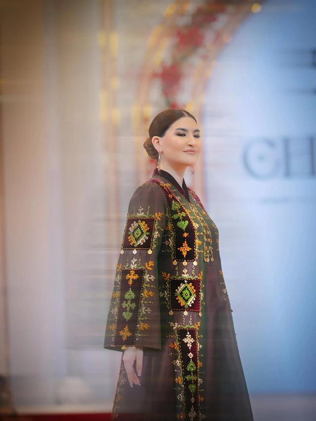 Türkmen fasonlar pombarh fasonlar Fasonlar 2025 fasonlar fason moda modalar Bezen bezen Türkmen fasonlar 2026 Türkmen fasonlar 2025 Türkmen fasonlar 2024 Türkmen fasonlar 2023 turkmenistan türkmenistan turkmen türkmen ashgabat  asgabat aşgabat balkan mary lebap dashoguz dasoguz daşoguz pombarh ponbarhat gulyupek gülýüpek stapel ştapel Gralan Çüýdeşen Abaýa Gadymy Krep Gurultaý 	Keteni Ýüpek Şifon Gipýur Lyon Welwet Atlas Kaşemir Streýç Suzana Ştapel Gülýüpek Pombarh Ýupka Gursakça Aksesuarlar Palto Penjek Okuw eşik Fata Sport eşik Uniforma Nakidka Öýme Şarf kompýuter ýaka ýaglyk Arenda köýnek 2nji el köýnek Taýyn köýnek Matalar Milli lybas milli lybaslar Toý köýnek Toý köýnekler toy koynek toy koynekler gundelik koynekler Gündelik	 
 köýnekler fata koynek Modern taze fason Eskiz koynektm turkmenkoynek türkmenkoynek fason moda moda fasonlar Iş eşik el iş	sada	ýakaly ýakasyz	keşdeli biserli	ýeňli giň nagyşly ýüregi açyk stoýka ýaka ýanly kombinasiýa 	zerli üsti aşak guşakly seçekli gysga ýeňli Modern TürkmenTextile Expo 2025 17-25, 26-35 Goýy-çal