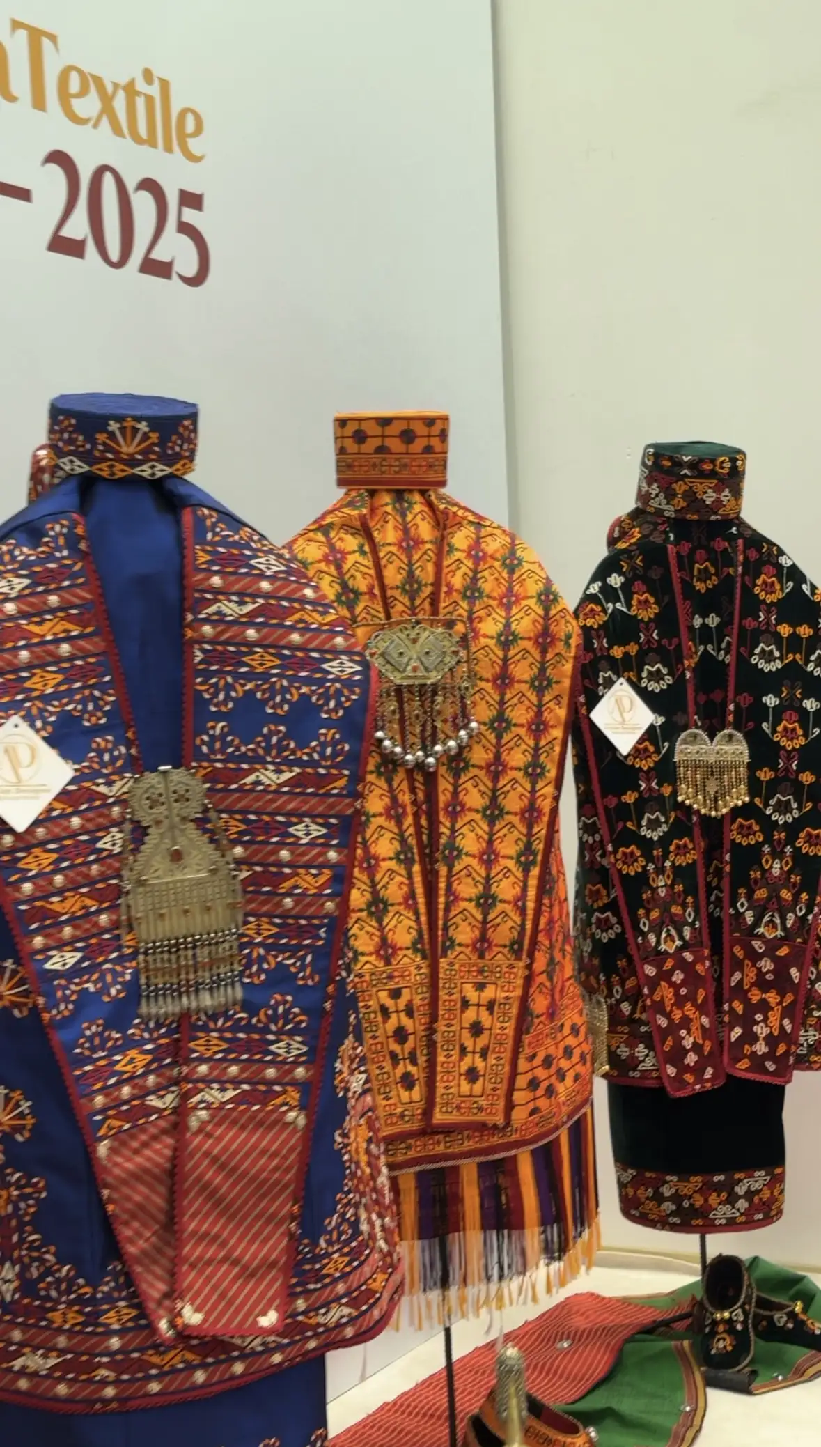 Türkmen fasonlar pombarh fasonlar Fasonlar 2025 fasonlar fason moda modalar Bezen bezen Türkmen fasonlar 2026 Türkmen fasonlar 2025 Türkmen fasonlar 2024 Türkmen fasonlar 2023 turkmenistan türkmenistan turkmen türkmen ashgabat  asgabat aşgabat balkan mary lebap dashoguz dasoguz daşoguz pombarh ponbarhat gulyupek gülýüpek stapel ştapel Gralan Çüýdeşen Abaýa Gadymy Krep Gurultaý 	Keteni Ýüpek Şifon Gipýur Lyon Welwet Atlas Kaşemir Streýç Suzana Ştapel Gülýüpek Pombarh Ýupka Gursakça Aksesuarlar Palto Penjek Okuw eşik Fata Sport eşik Uniforma Nakidka Öýme Şarf kompýuter ýaka ýaglyk Arenda köýnek 2nji el köýnek Taýyn köýnek Matalar Milli lybas milli lybaslar Toý köýnek Toý köýnekler toy koynek toy koynekler gundelik koynekler Gündelik	 
 köýnekler fata koynek Modern taze fason Eskiz koynektm turkmenkoynek türkmenkoynek fason moda moda fasonlar Iş eşik el iş	sada	ýakaly ýakasyz	keşdeli biserli	ýeňli giň nagyşly ýüregi açyk stoýka ýaka ýanly kombinasiýa 	zerli üsti aşak guşakly seçekli gysga ýeňli Keteni, Gadymy Milli lybas TürkmenTextile Expo 2025 17-25, 26-35 Gara, Goýy-gök, Sary yaz, guyz, gysh