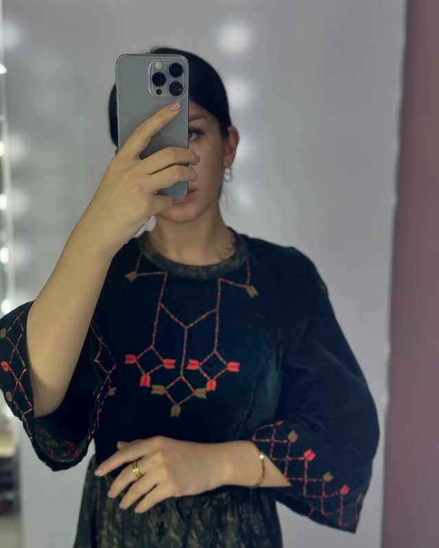 Türkmen fasonlar pombarh fasonlar Fasonlar 2025 fasonlar fason moda modalar Bezen bezen Türkmen fasonlar 2026 Türkmen fasonlar 2025 Türkmen fasonlar 2024 Türkmen fasonlar 2023 turkmenistan türkmenistan turkmen türkmen ashgabat  asgabat aşgabat balkan mary lebap dashoguz dasoguz daşoguz pombarh ponbarhat gulyupek gülýüpek stapel ştapel Gralan Çüýdeşen Abaýa Gadymy Krep Gurultaý 	Keteni Ýüpek Şifon Gipýur Lyon Welwet Atlas Kaşemir Streýç Suzana Ştapel Gülýüpek Pombarh Ýupka Gursakça Aksesuarlar Palto Penjek Okuw eşik Fata Sport eşik Uniforma Nakidka Öýme Şarf kompýuter ýaka ýaglyk Arenda köýnek 2nji el köýnek Taýyn köýnek Matalar Milli lybas milli lybaslar Toý köýnek Toý köýnekler toy koynek toy koynekler gundelik koynekler Gündelik	 
 köýnekler fata koynek Modern taze fason Eskiz koynektm turkmenkoynek türkmenkoynek fason moda moda fasonlar Iş eşik el iş	sada	ýakaly ýakasyz	keşdeli biserli	ýeňli giň nagyşly ýüregi açyk stoýka ýaka ýanly kombinasiýa 	zerli üsti aşak guşakly seçekli gysga ýeňli Panbarhat (Pombarh) Toý köýnek el iş, keşdeli, sada, ýakaly, ýeňli 17-25, 26-35 Gara, Goýy-gök yaz Taýyn köýnek